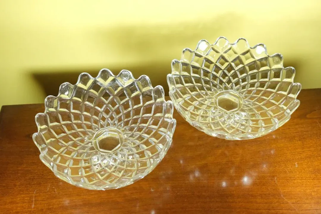 In the BACCARAT style. Pairs of cut crystal fruit bowls. 9.5 x 21