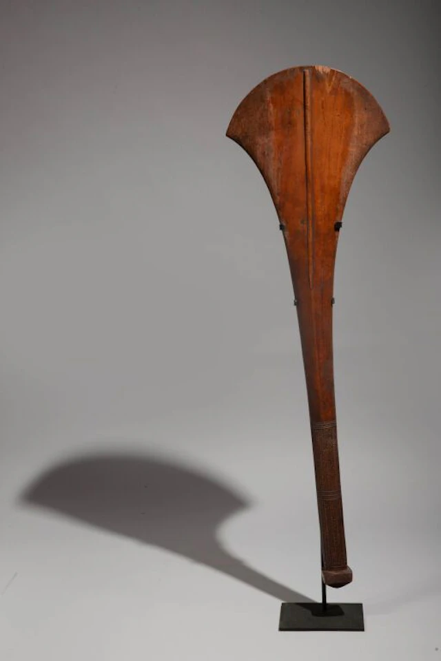 Fan-shaped mace with a square pommel. Wood with an antique lacquered