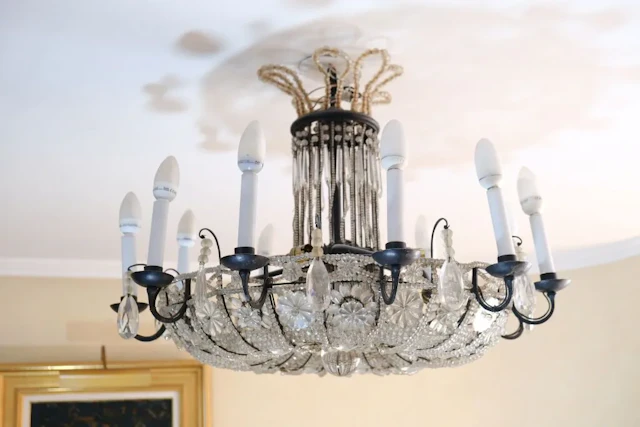 In the style of BACCARAT. A 12-light pendant chandelier in the shape