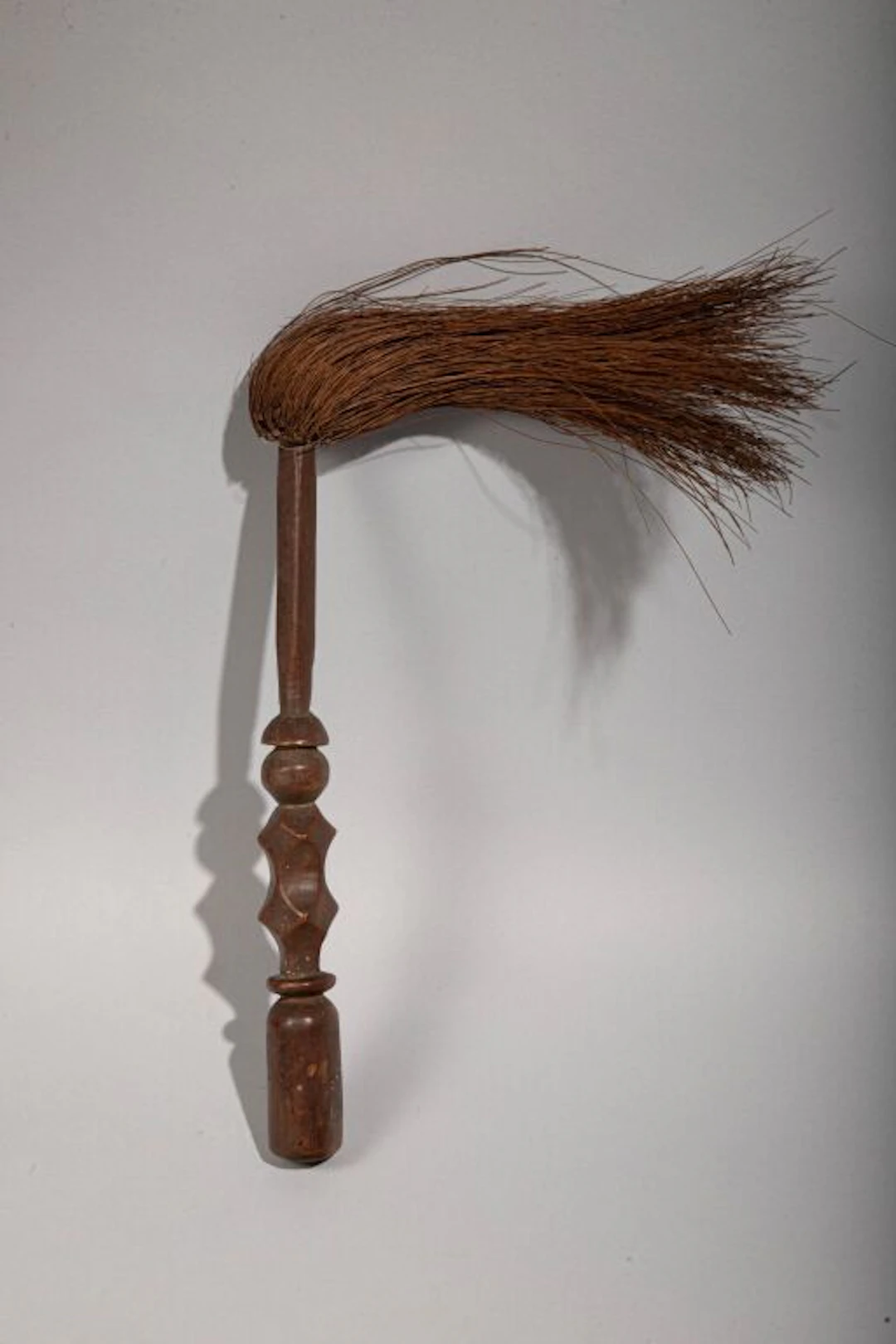 Dignitary's fly swatter. Wood and fibers. Fiji, 19th century. Handle