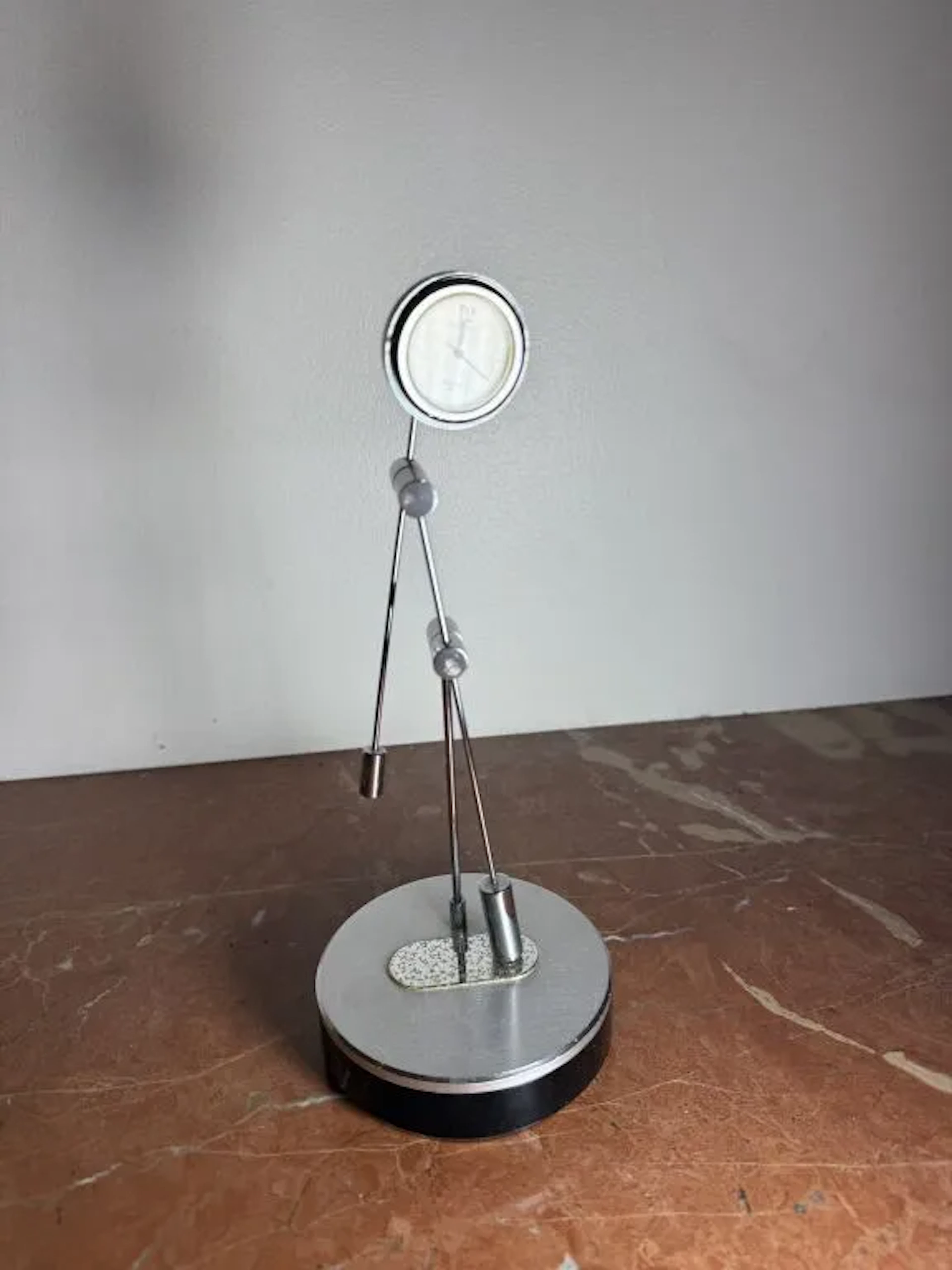 SEIKO. Magnetic table clock with a chrome-plated metal pendulum, powered