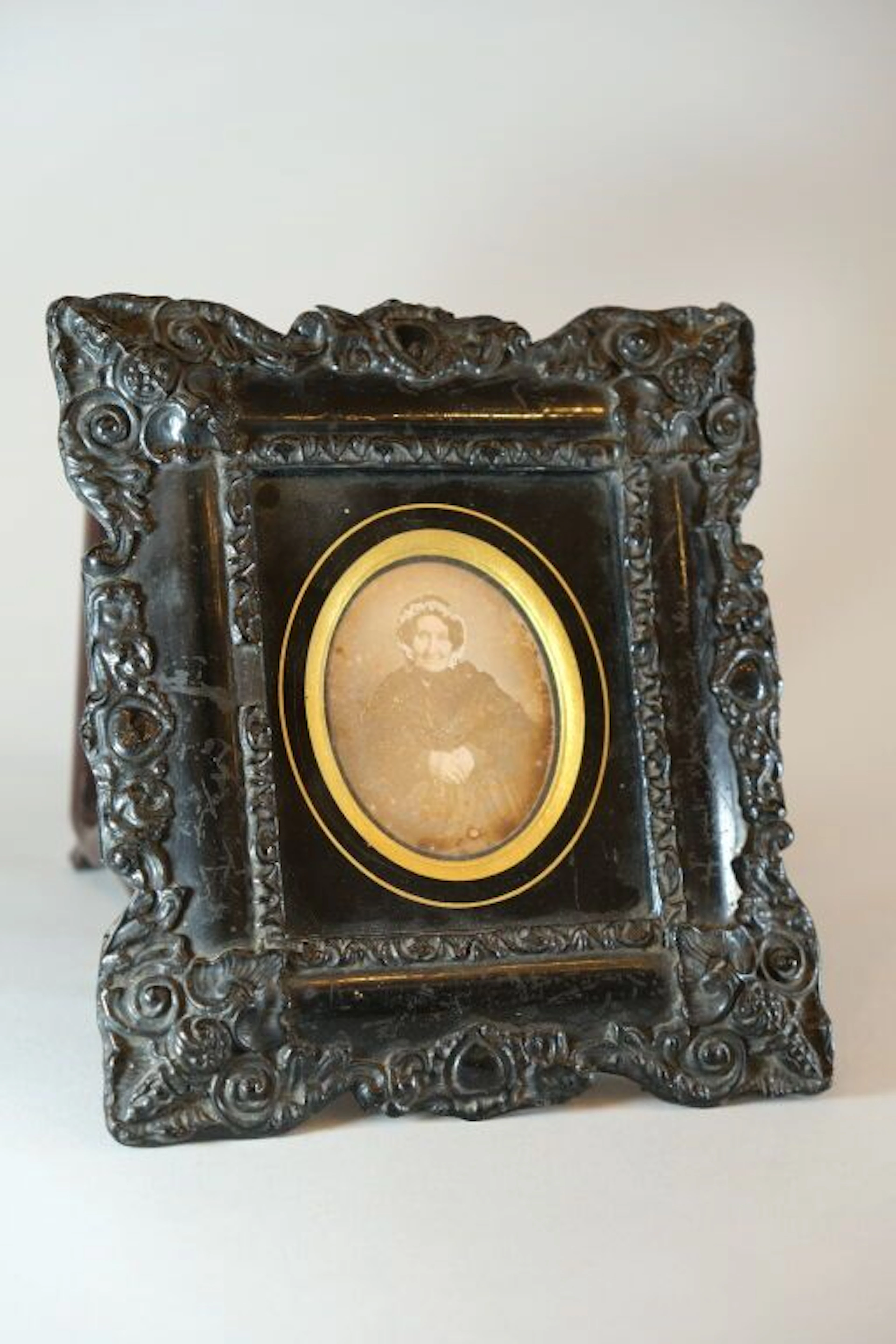 Portrait of a woman (Françoise Justine Guérin), daguerreotype in a
