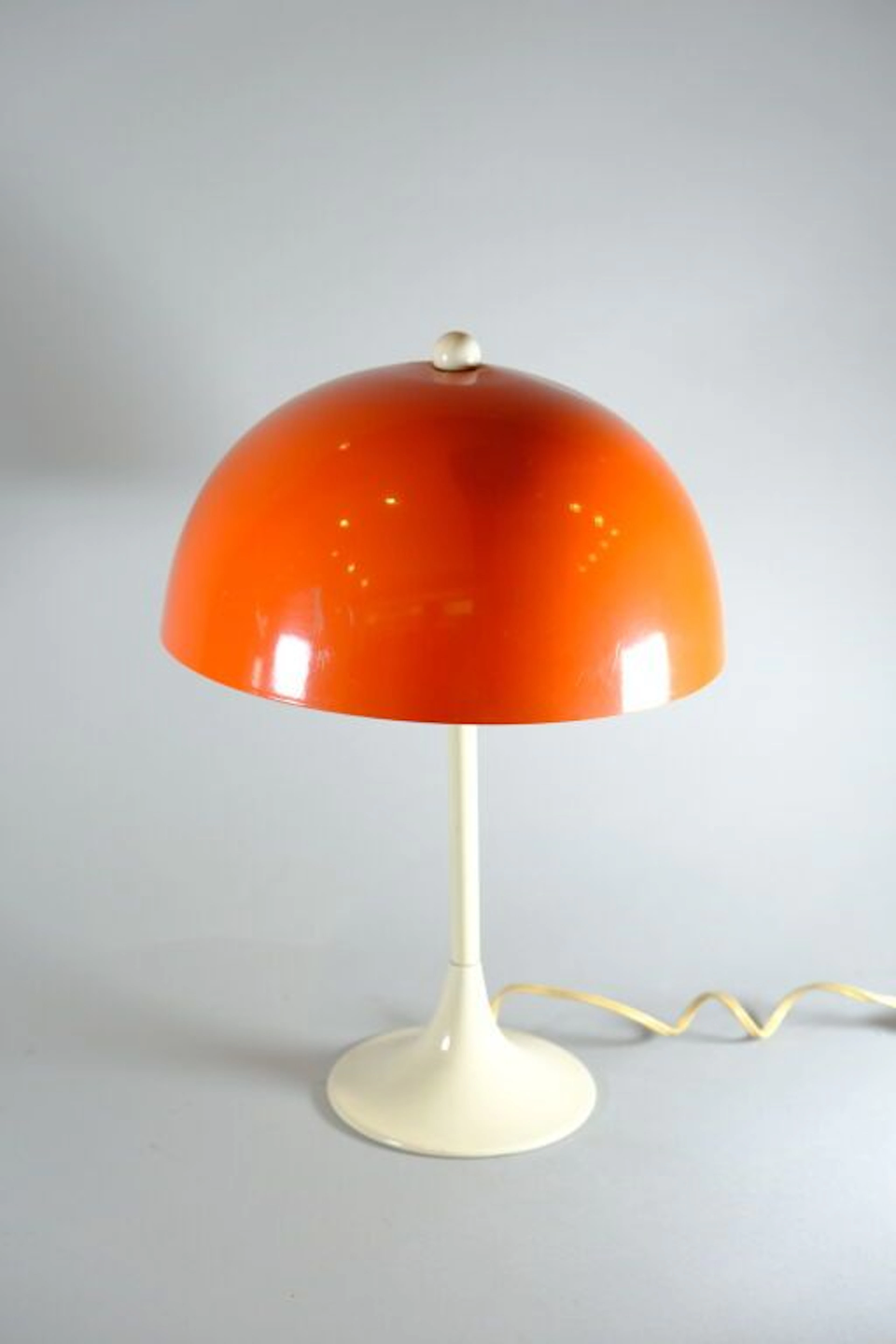 Orange and white lacquered metal mushroom lamp based on the Panthella