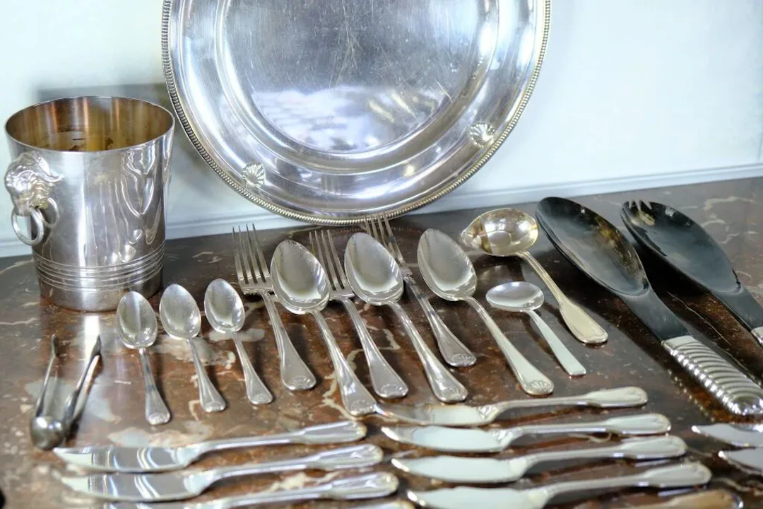 Silver plated set including: - a circular tray, three place settings