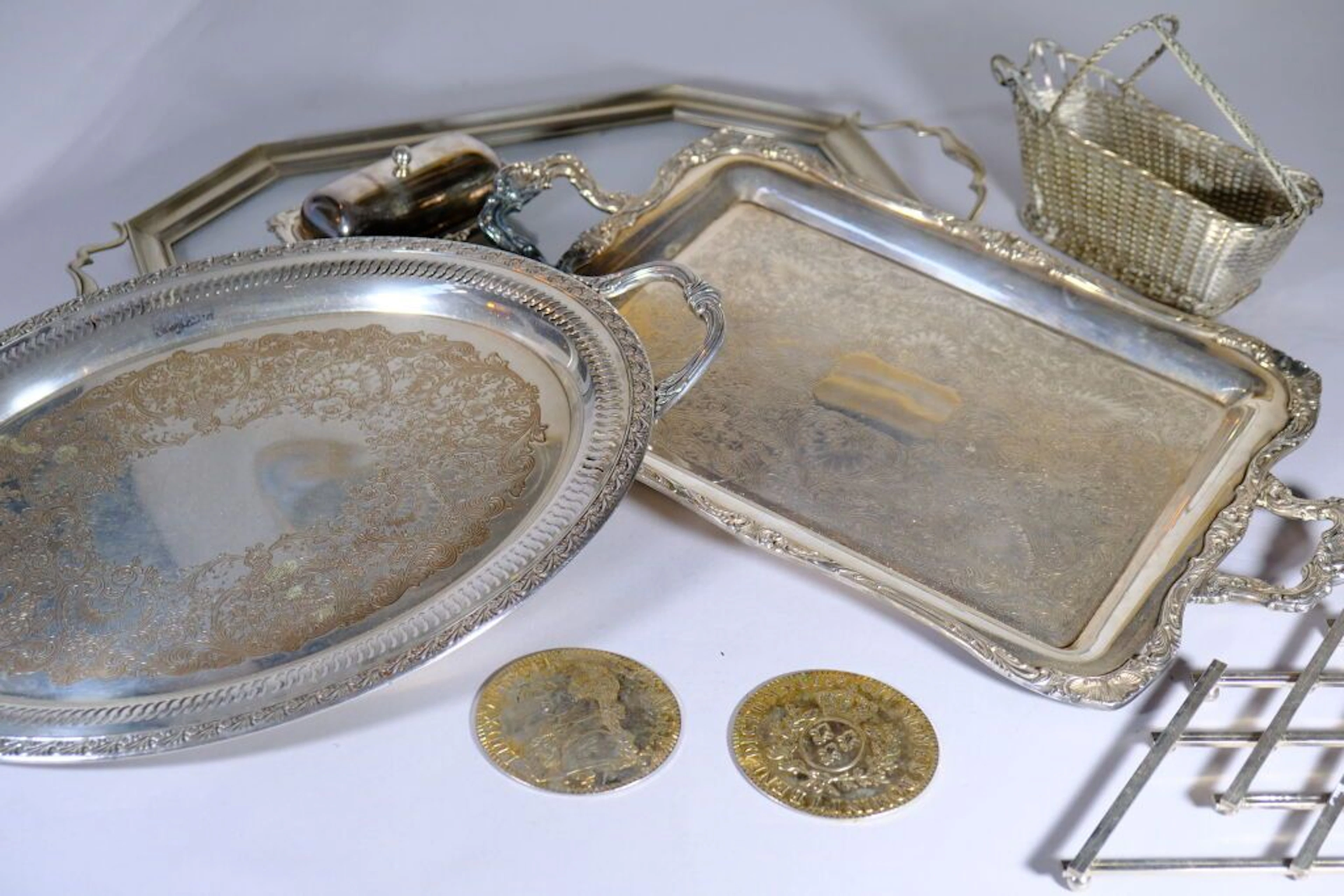 A silver plated metal set consisting of: - A tea tray with a glass