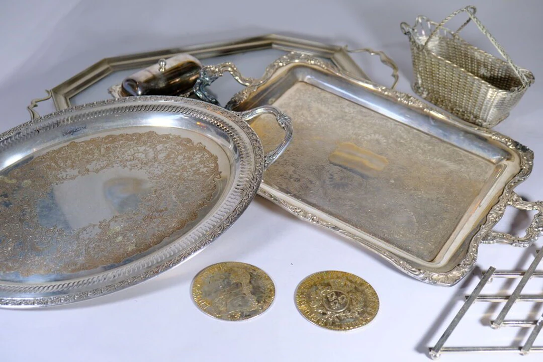 A silver plated metal set consisting of: - A tea tray with a glass