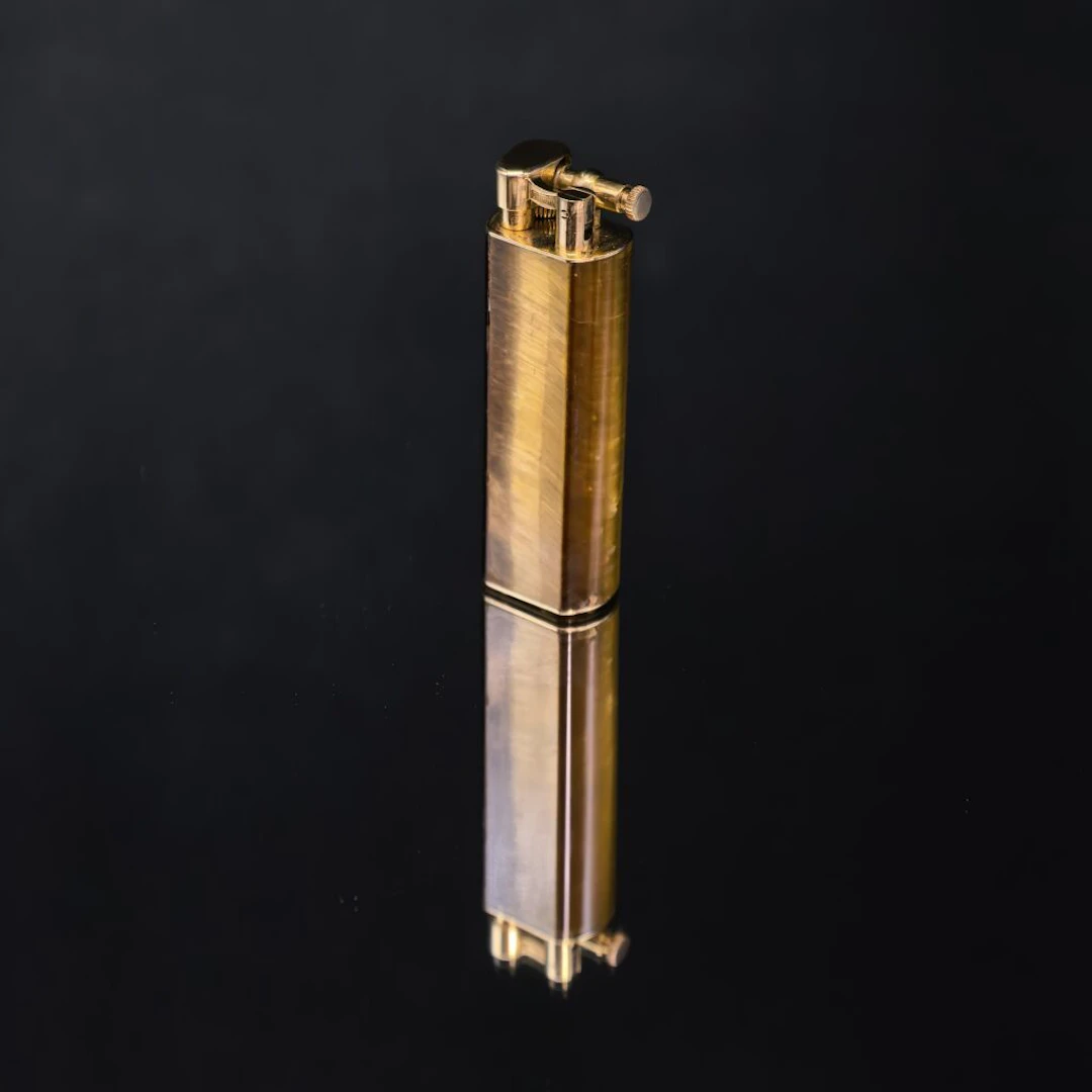DUNHILL, Paris. Circa 1970. A gallows-style gas lighter made of 750‰