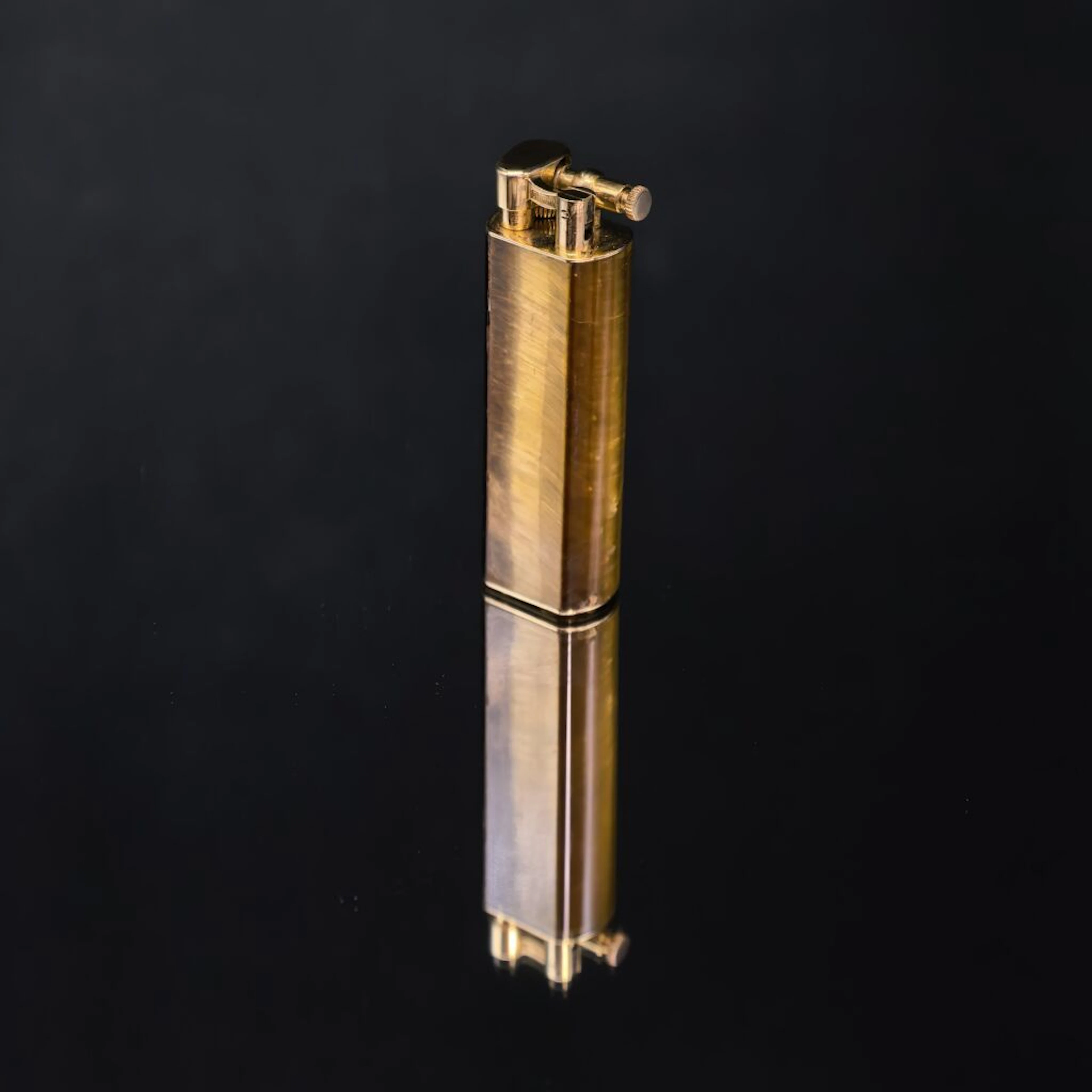 DUNHILL, Paris. Circa 1970. A gallows-style gas lighter made of 750‰