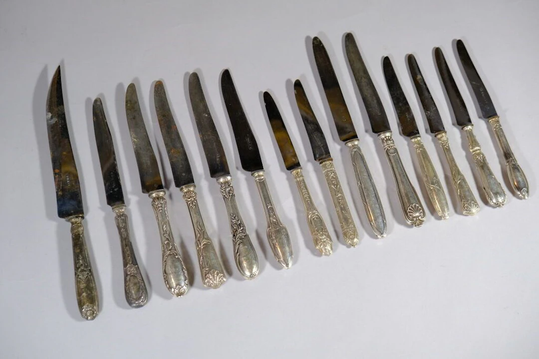 Set of knives with 925/1000 silver-plated handles bearing the Minerve
