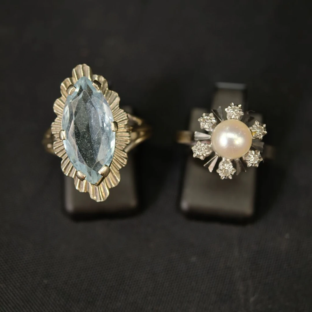 Set of two 750‰ white gold rings; one is set with a blue imitation