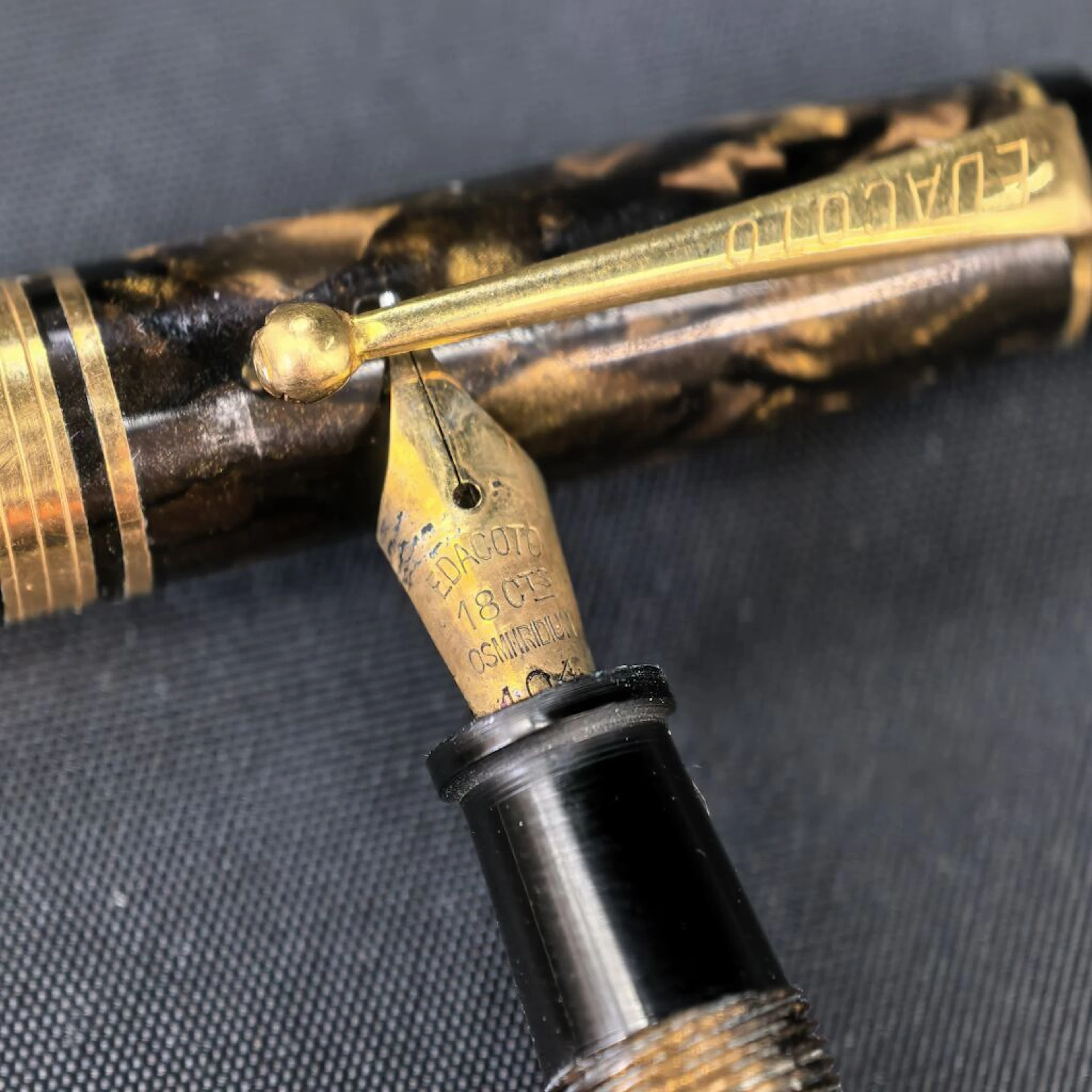 EDACOTO. Small fountain pen made of 750‰ gold, with a gold-plated