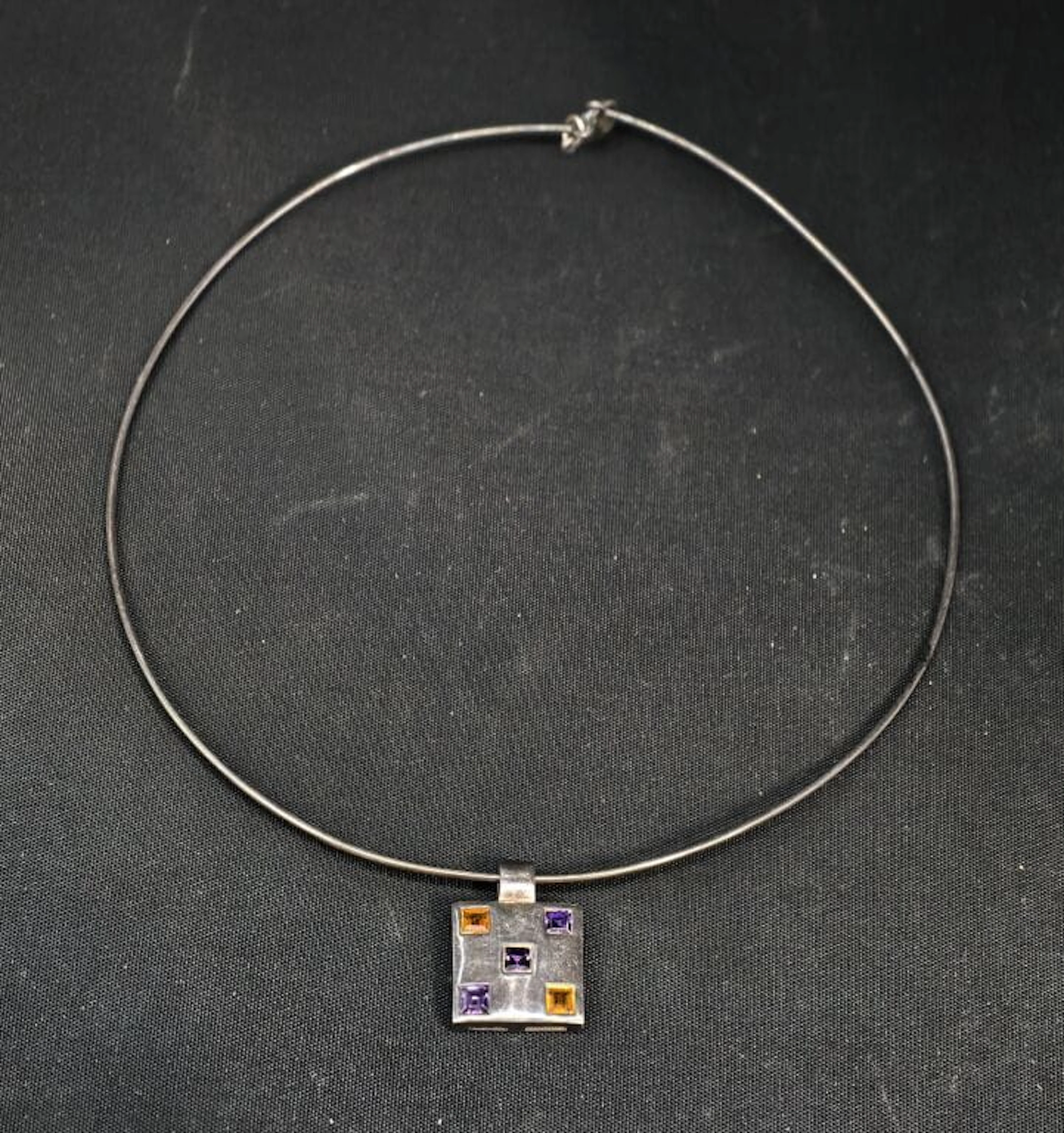 A 925‰ silver wire choker featuring a sliding square-shaped motif