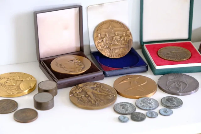 Set of bronze and metal medals, including: - Barbara Gloriosa 1812–1862.