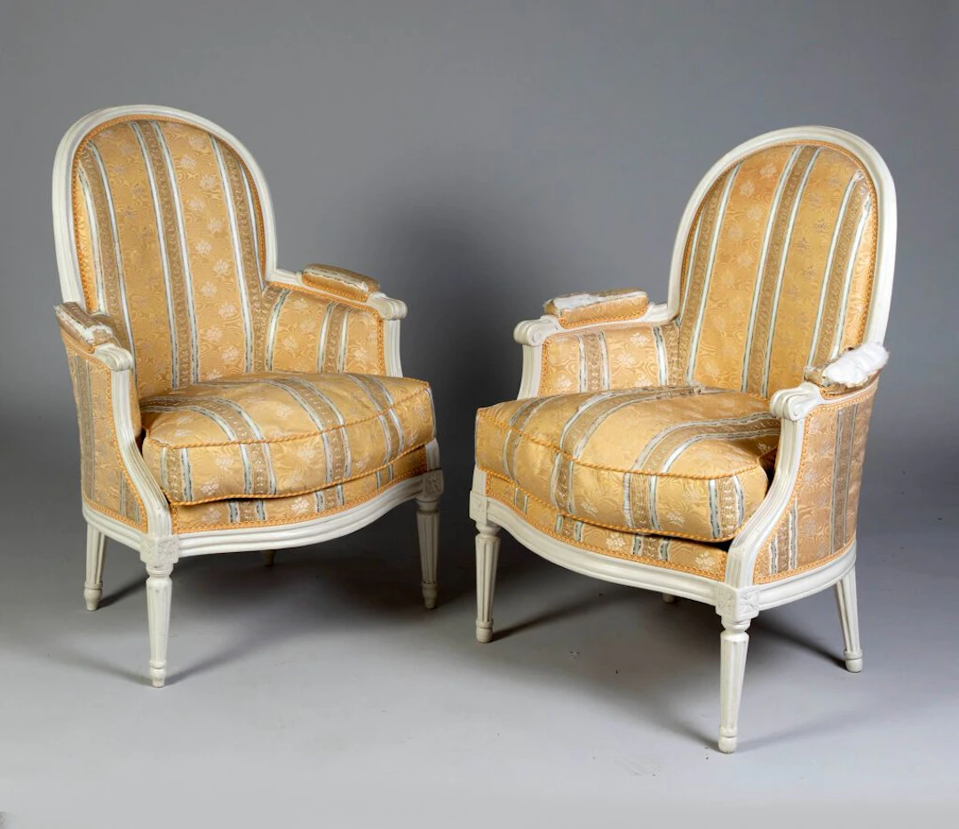 Pair of wingback chairs with curved backs, made of white-lacquered