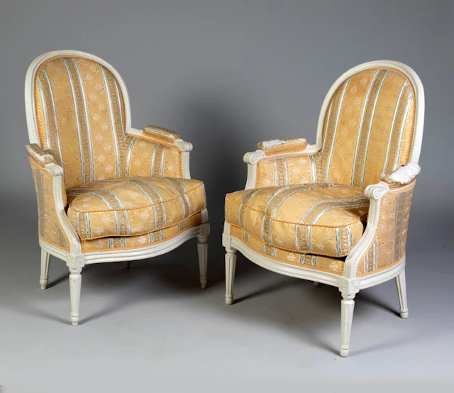 Pair of wingback chairs with curved backs, made of white-lacquered