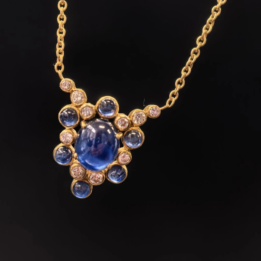 A 750‰ yellow gold pendant consisting of a chain of filed link chains