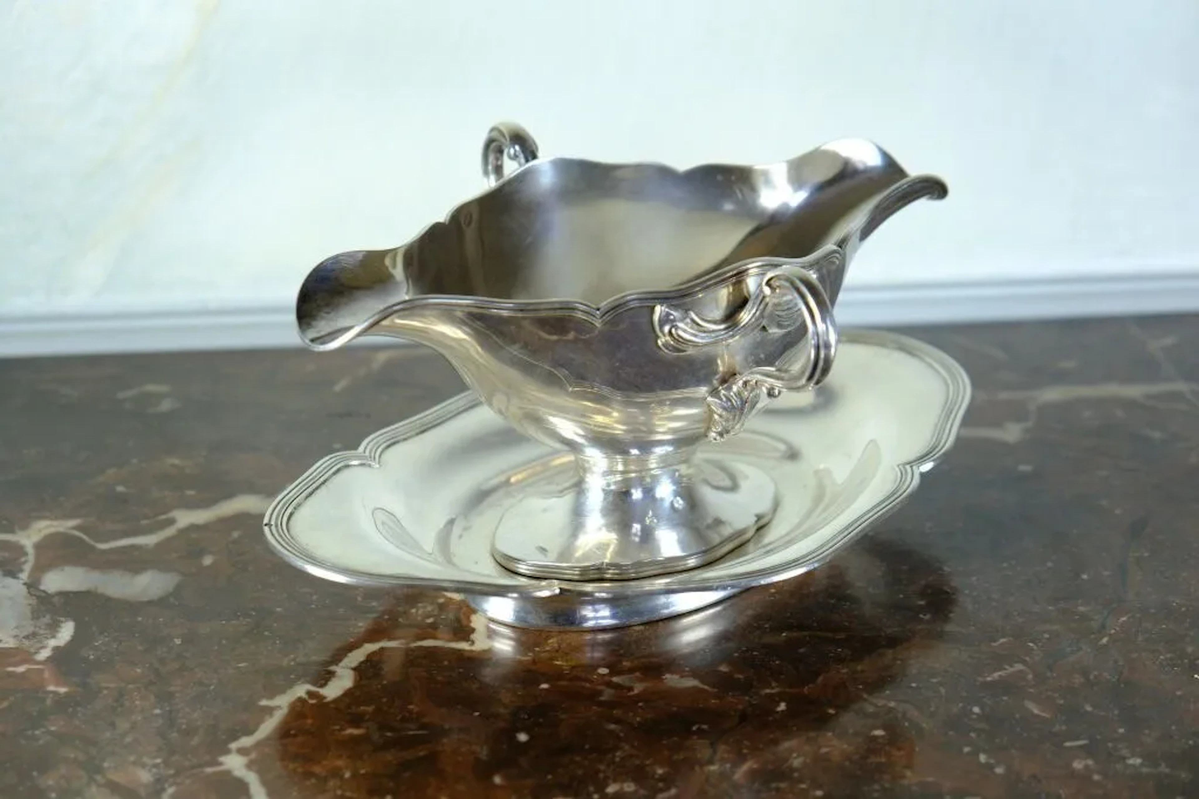 Gravy boat with matching tray, made of 925‰ silver, “filets contours”