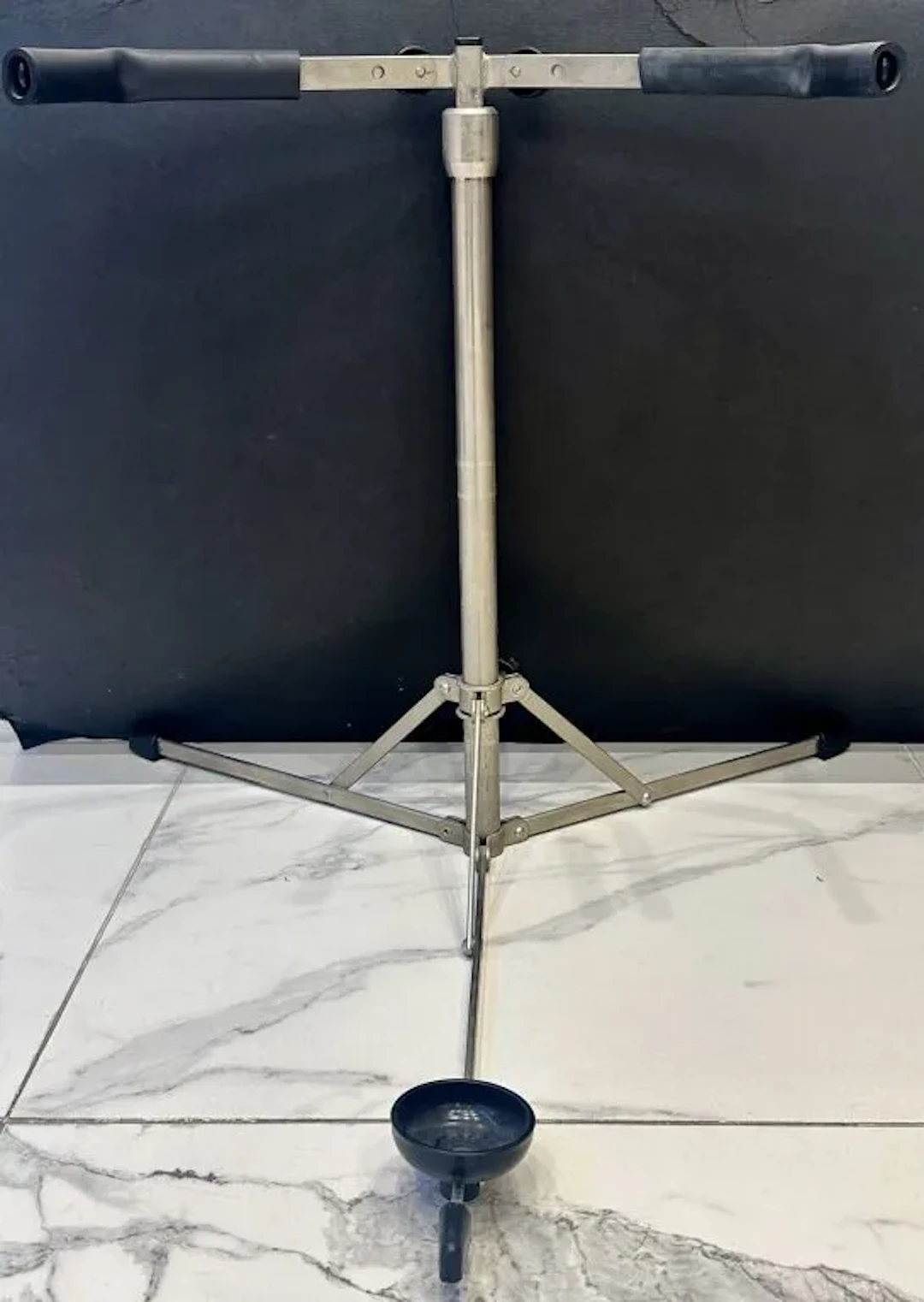 Adjustable, foldable cello stand made of metal and plastic. Items