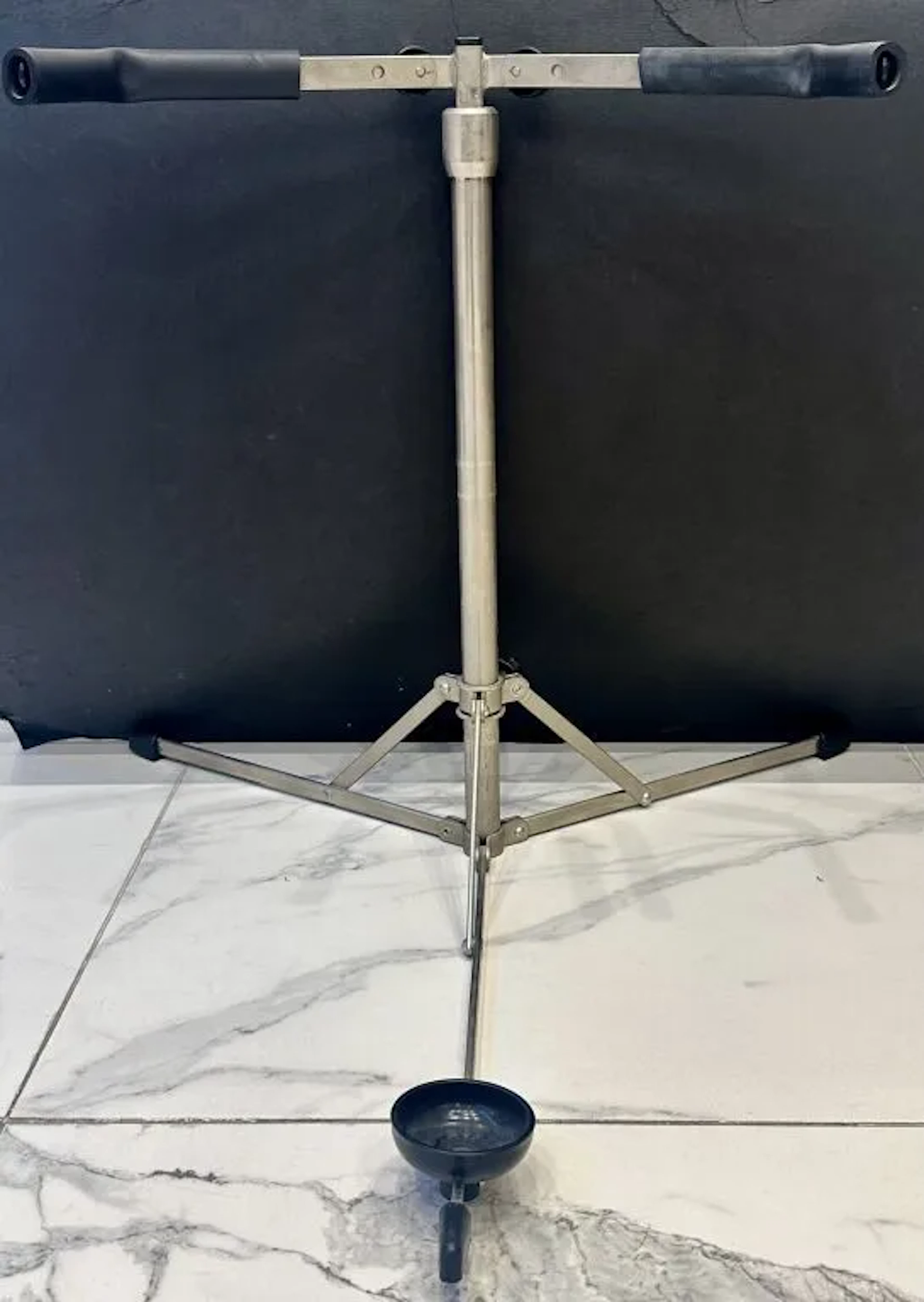 Adjustable, foldable cello stand made of metal and plastic. Items
