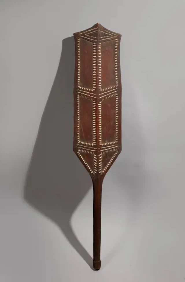 Dance palette with a geometric design in high relief, accented with