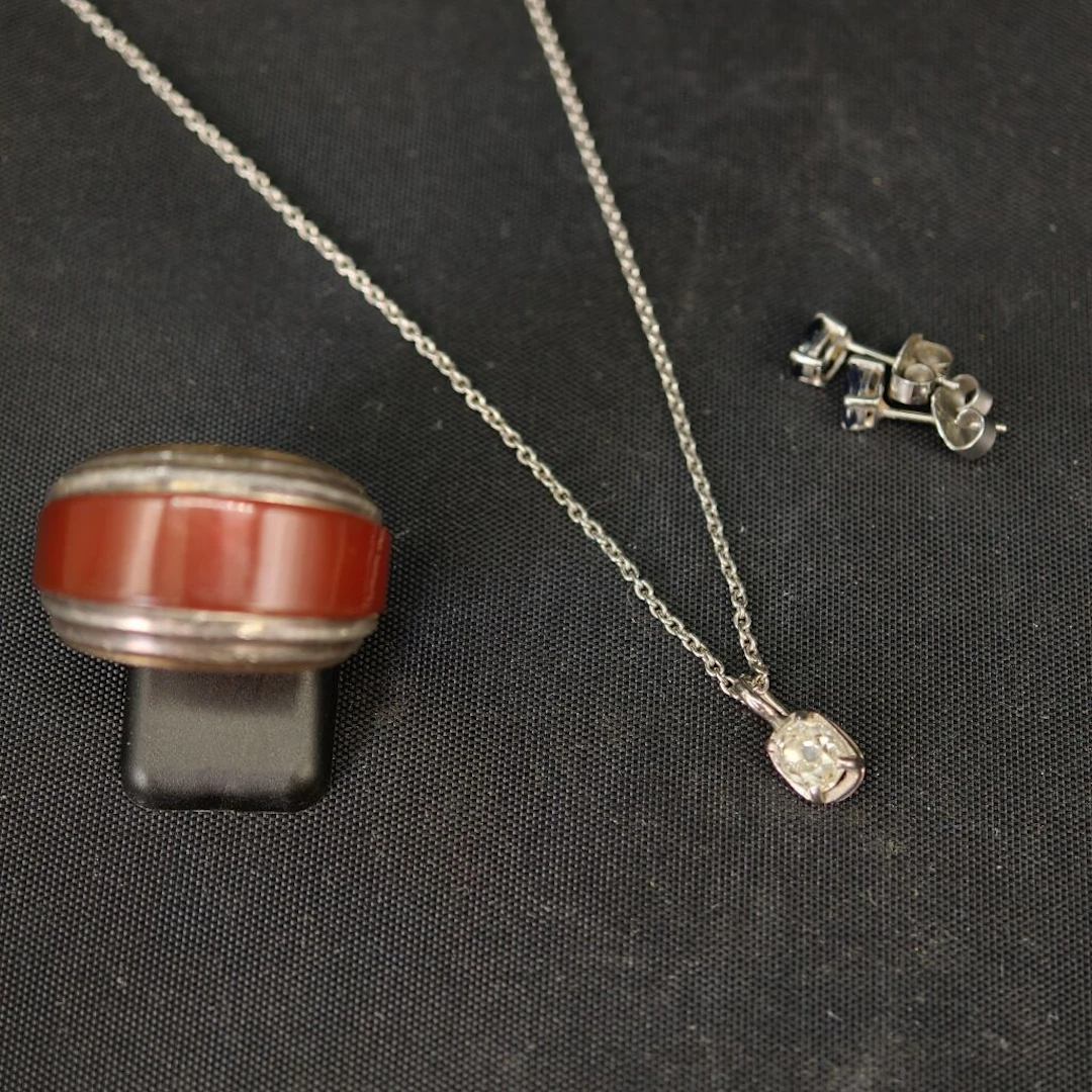Jewelry set consisting of: - a 750‰ white gold pendant set with a