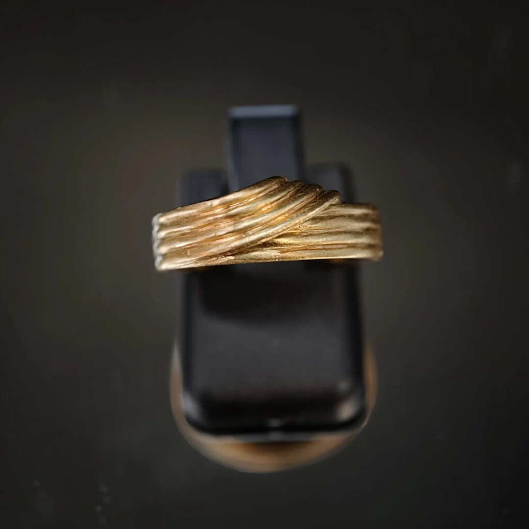 Flat, crisscrossed ring in 750‰ yellow gold, featuring four rows of