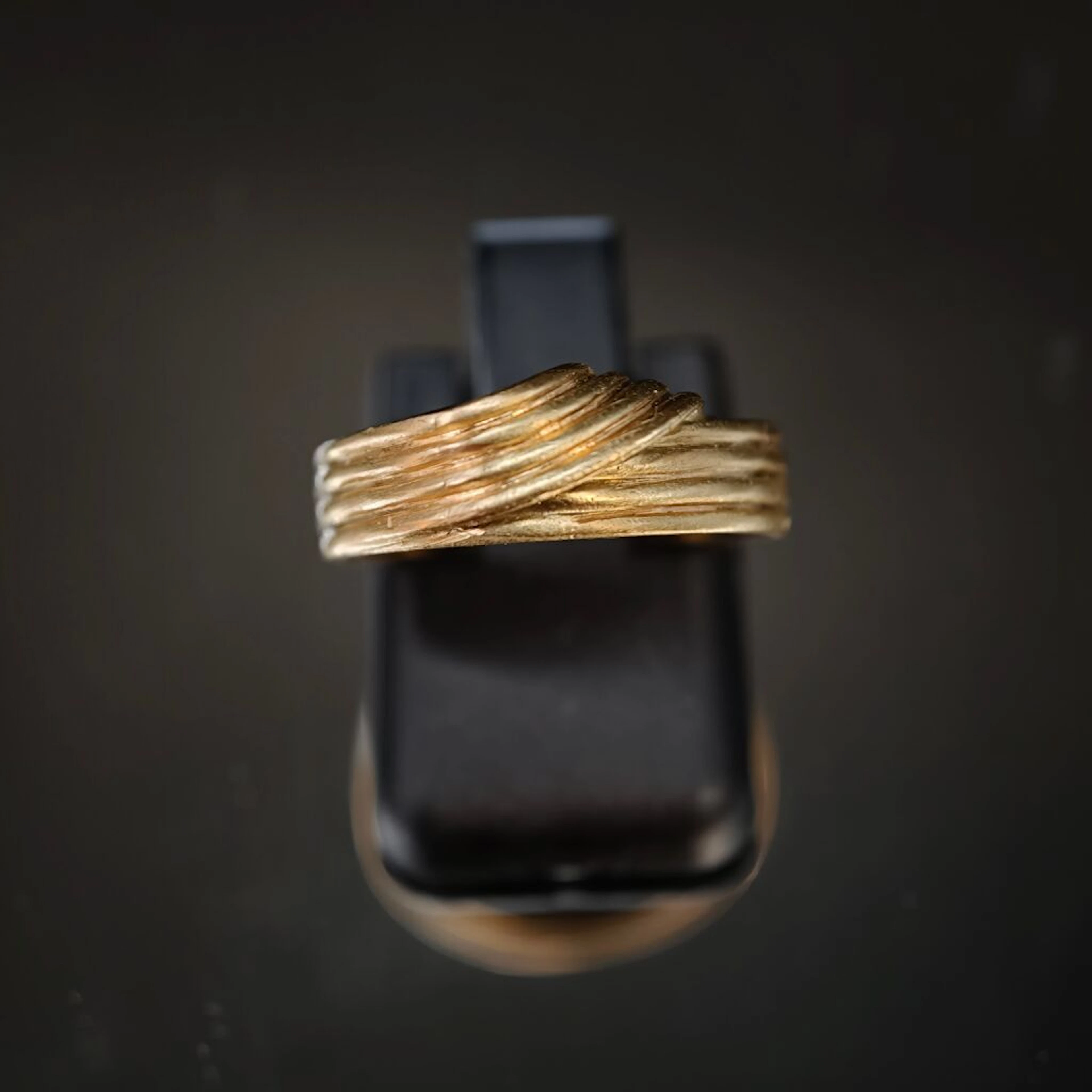 Flat, crisscrossed ring in 750‰ yellow gold, featuring four rows of