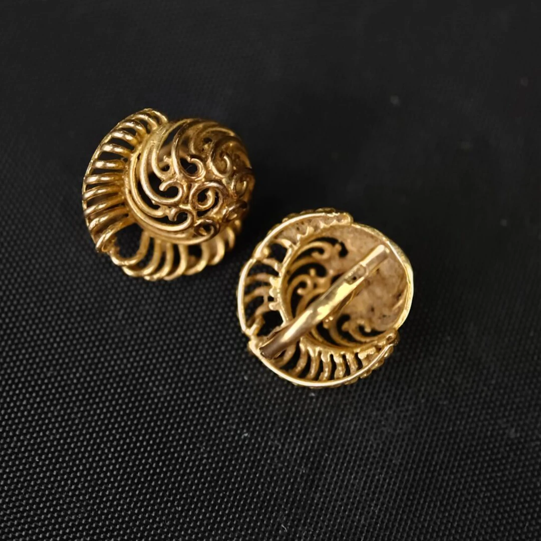 Pair of openwork hoop earrings in 750‰ gold. Net weight: 4.1 g.