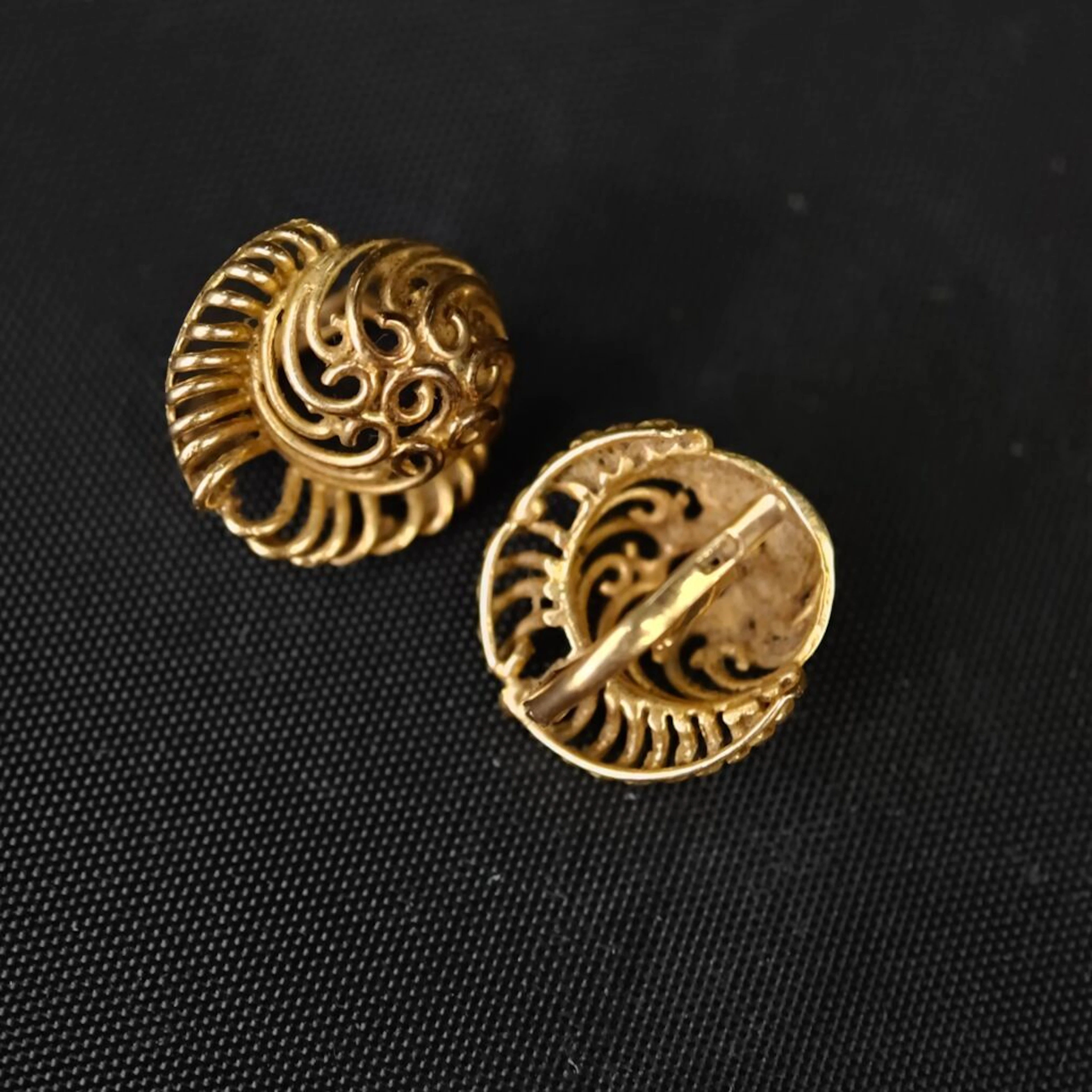 Pair of openwork hoop earrings in 750‰ gold. Net weight: 4.1 g.