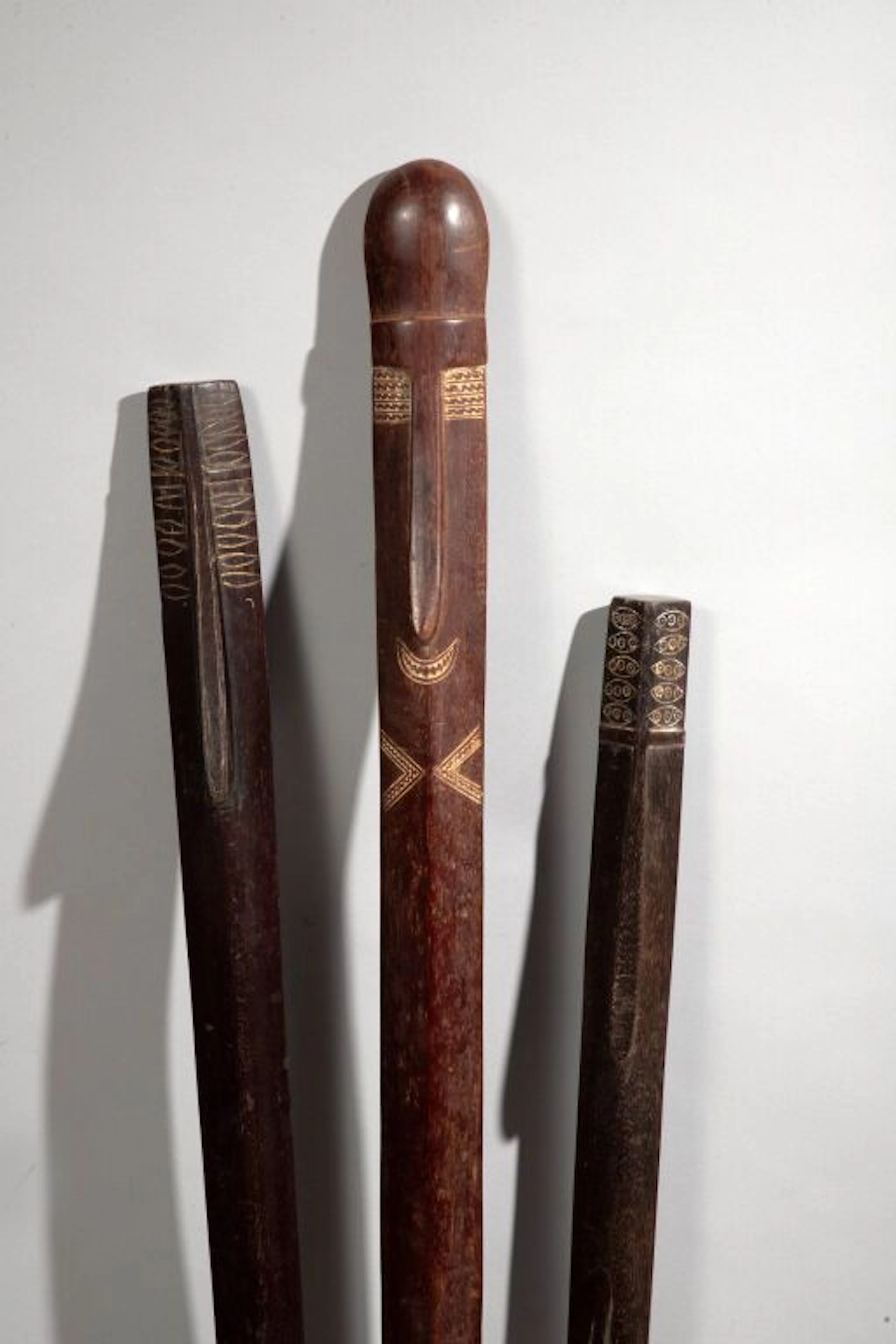 An Alafolo-style club decorated on each side with a long, stylized