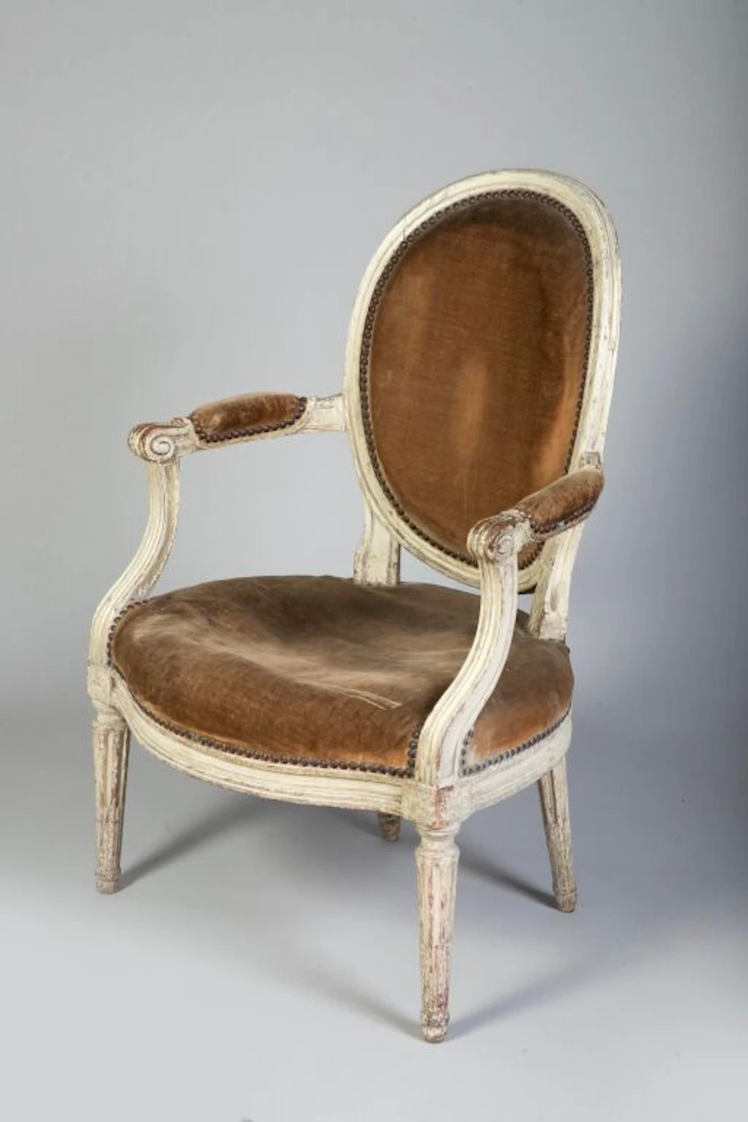 Armchair with a medallion-shaped backrest in a cabriolet style, made