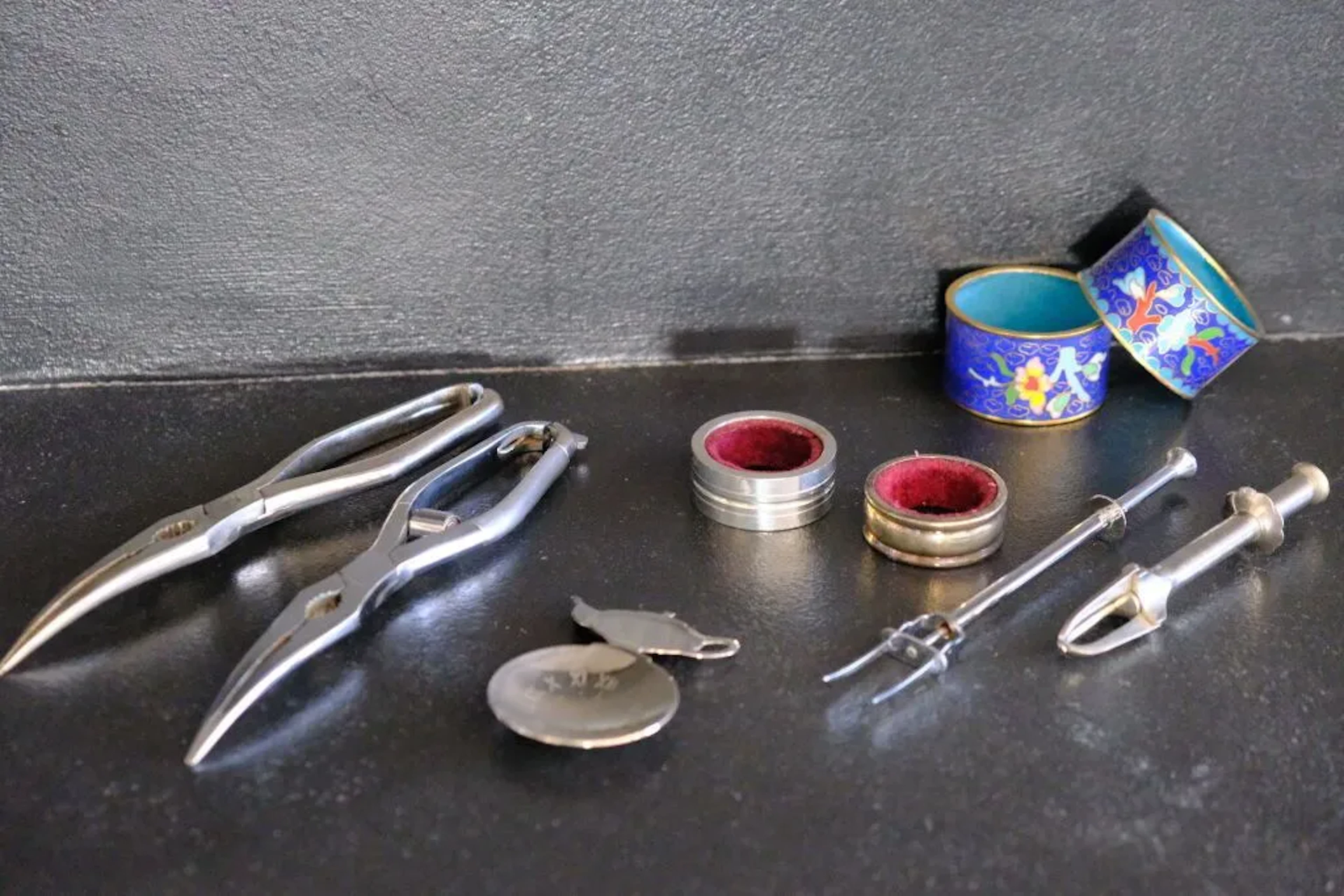 A composite set consisting of: - two wine drip rings made of metal