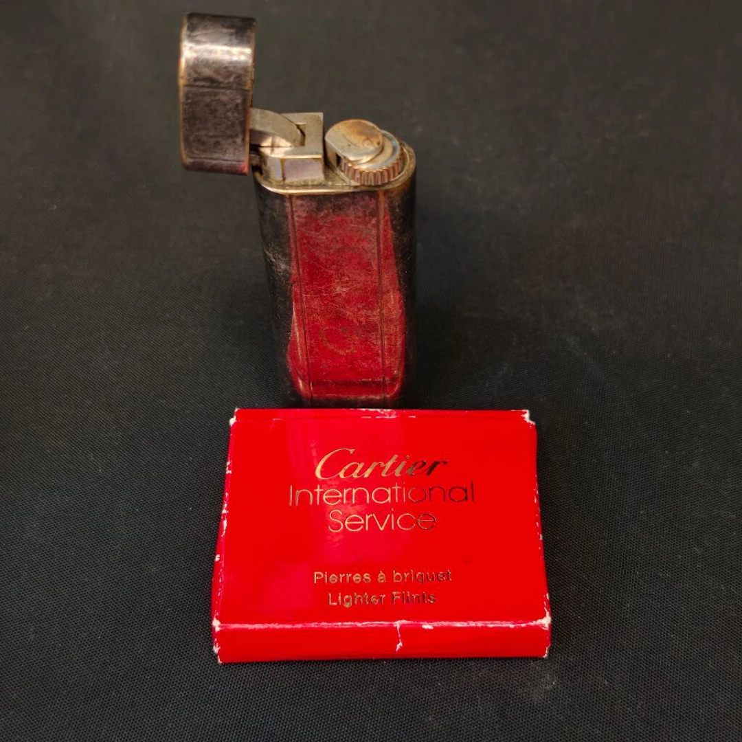 MUST by CARTIER, Paris. Silver-plated and engraved gas lighter (shows