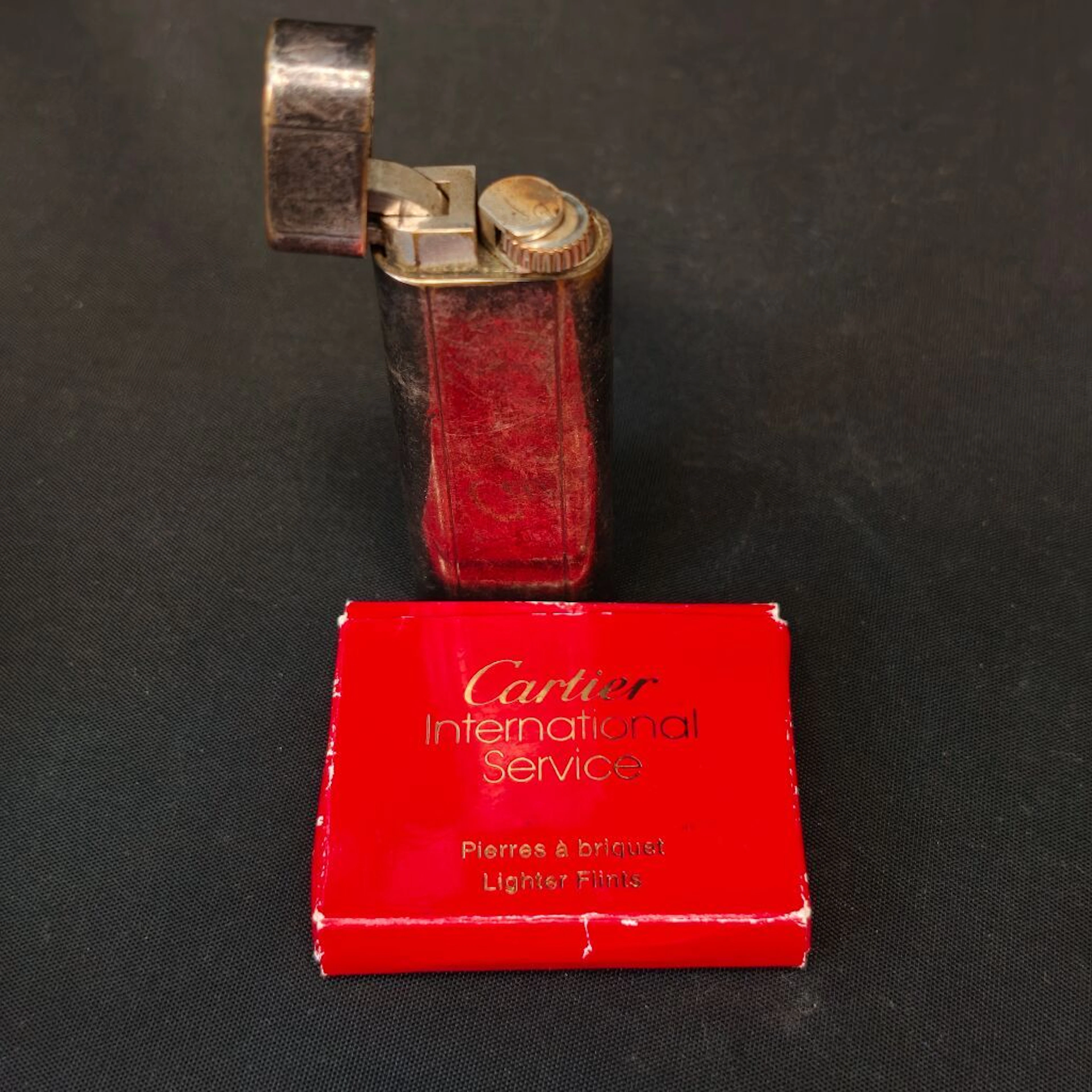 MUST by CARTIER, Paris. Silver-plated and engraved gas lighter (shows