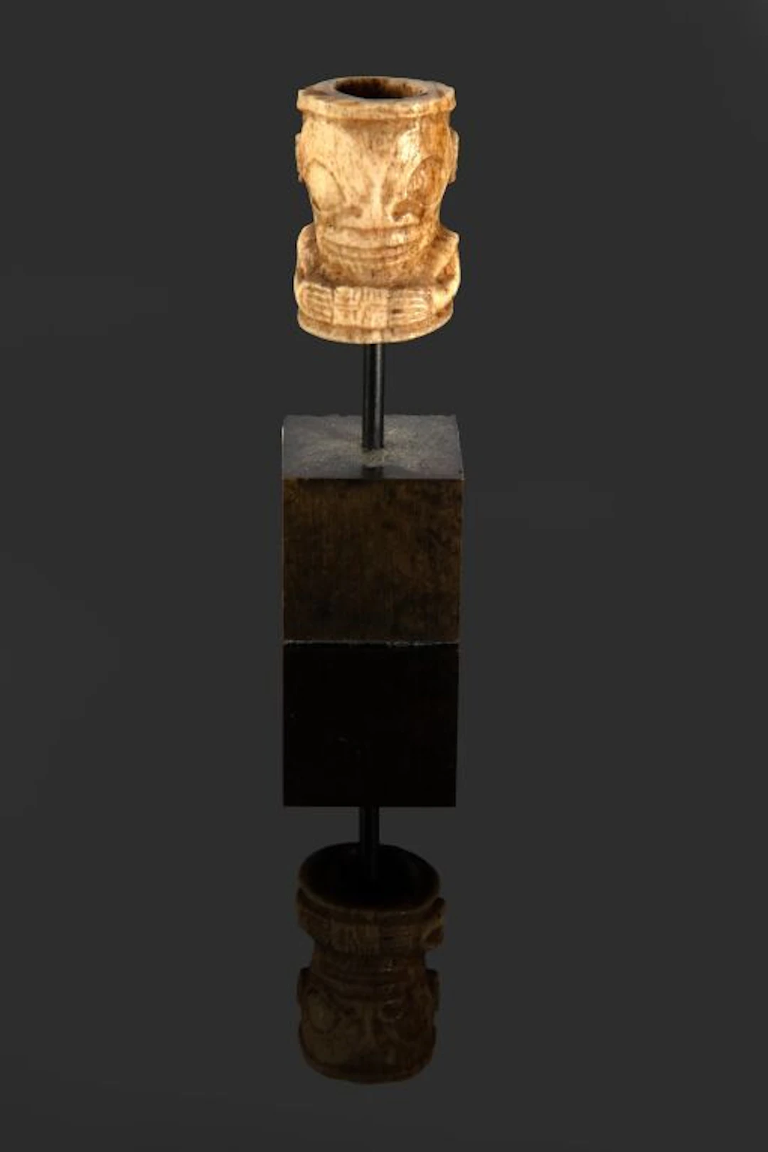 Ivipo'o. Depiction of a Tiki with wide-open eyes and a stretched-out