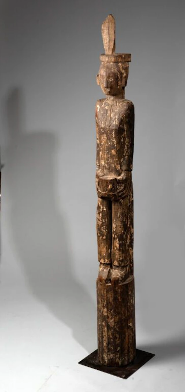 Hempatong totem pole depicting a standing man holding his lineage’s