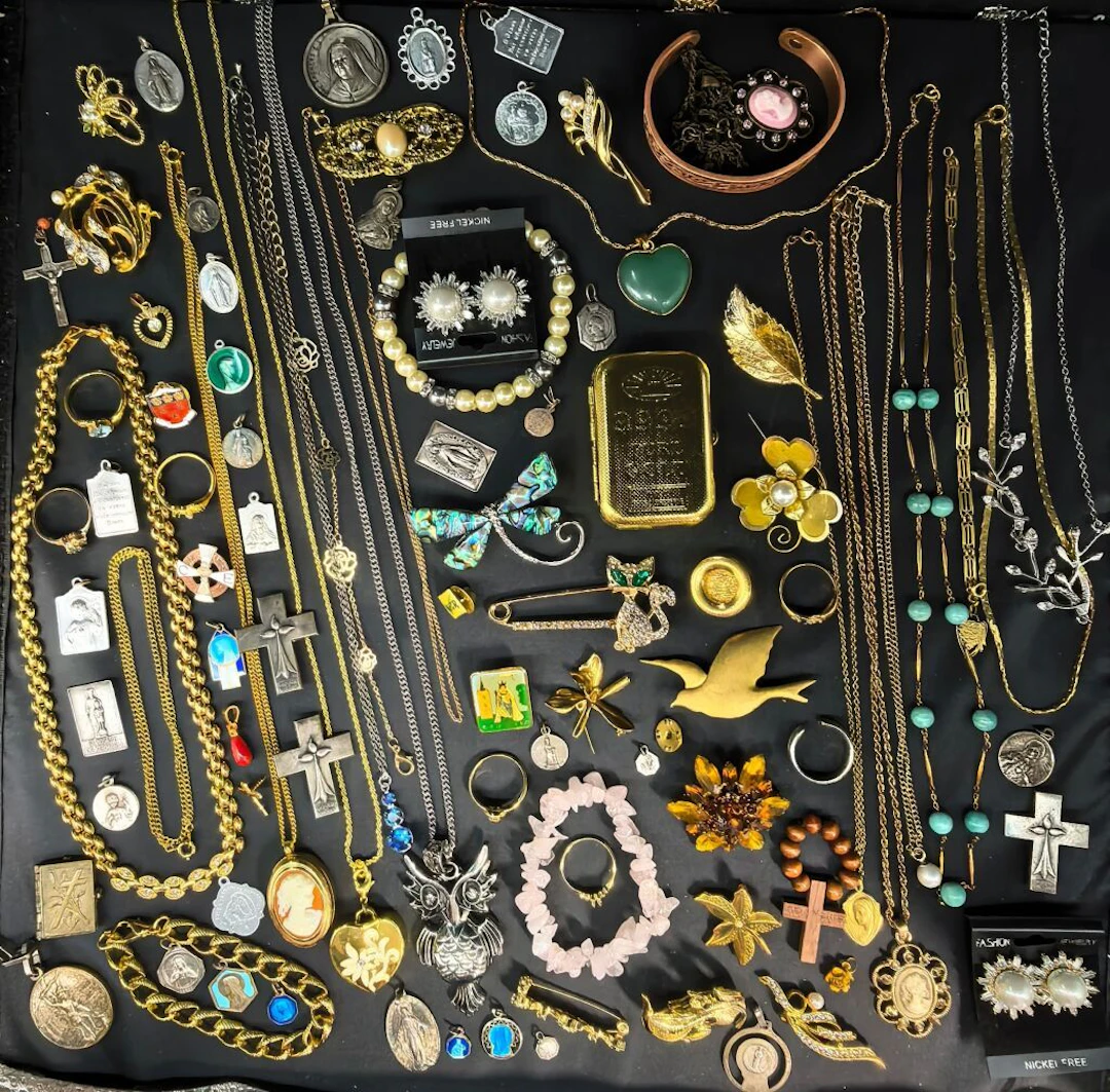 A set of costume jewelry made of gold-plated metal and other materials