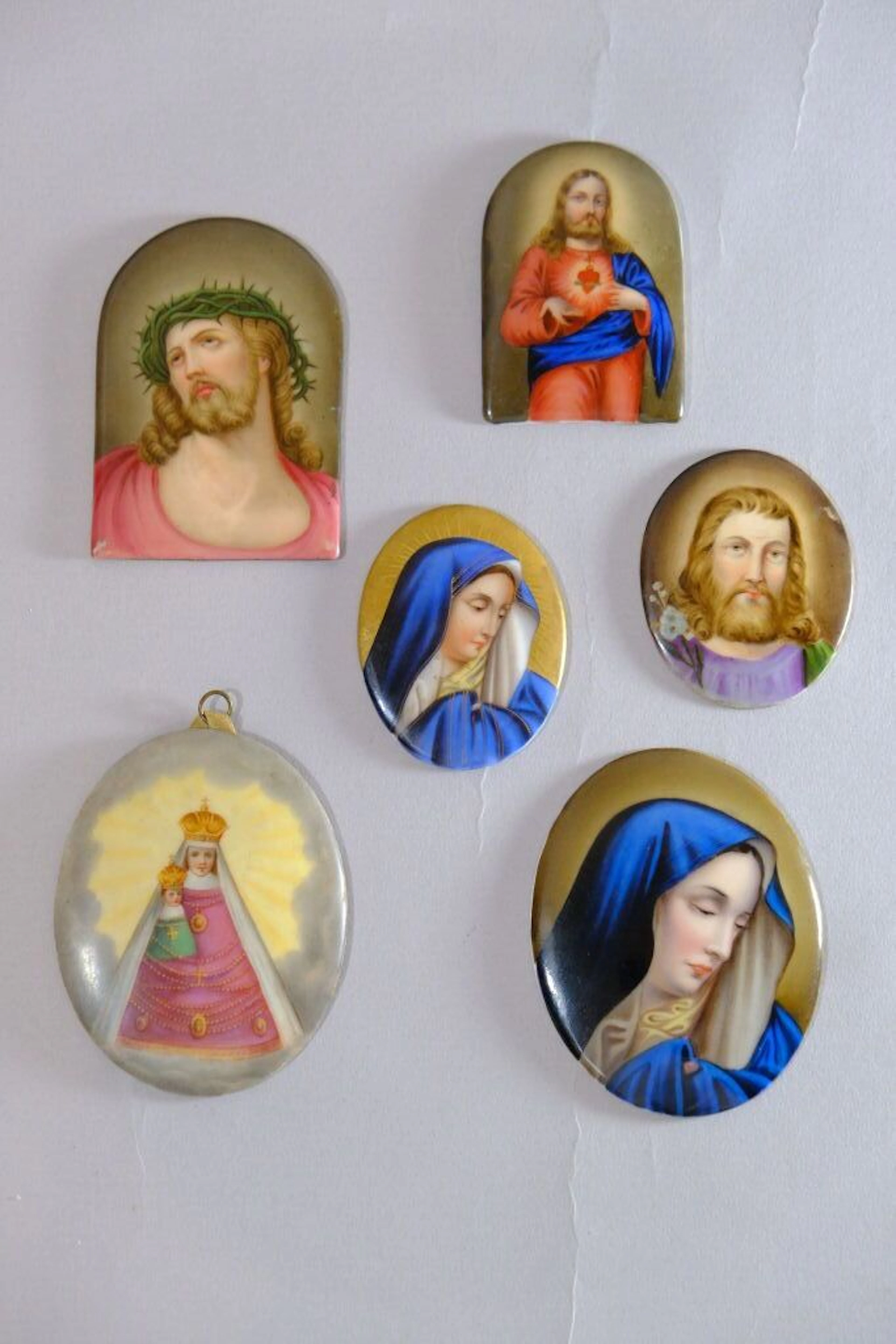 Set of 6 painted porcelain plates from the late 19th century, featuring