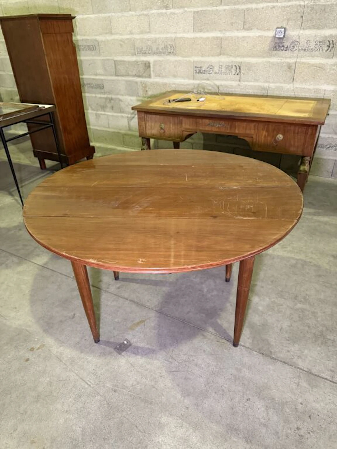 Folding table made of walnut and walnut veneer. Tapered legs. Louis
