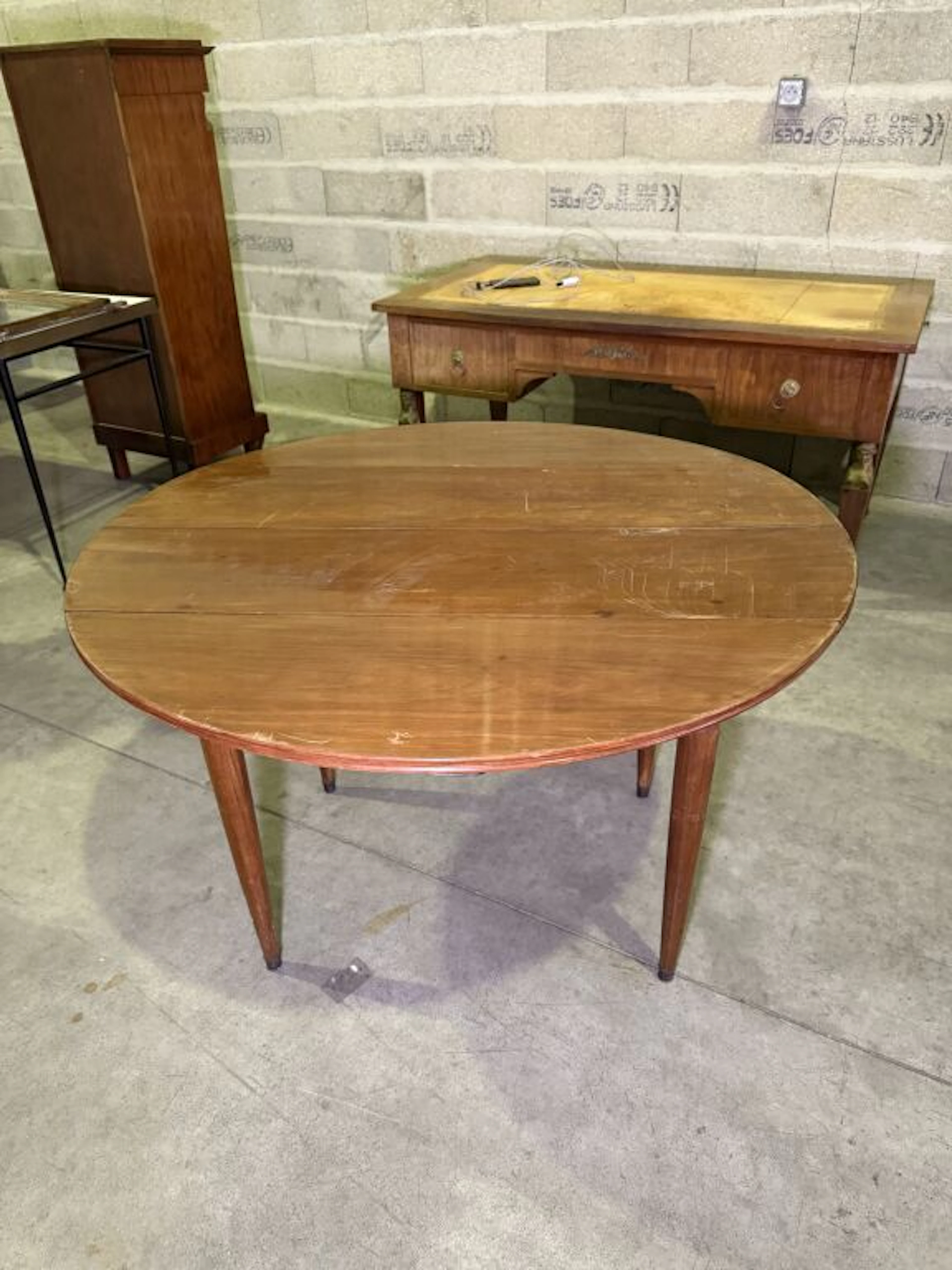 Folding table made of walnut and walnut veneer. Tapered legs. Louis