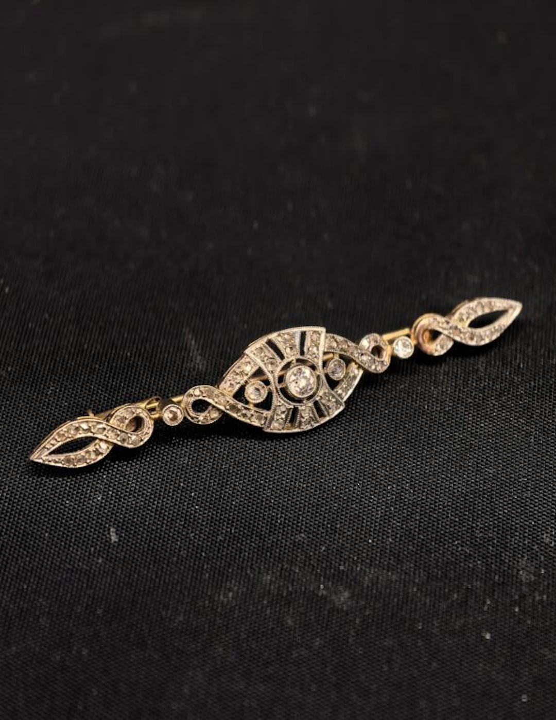 Brooch made of 750‰ gold and 950‰ platinum, featuring interlaced motifs