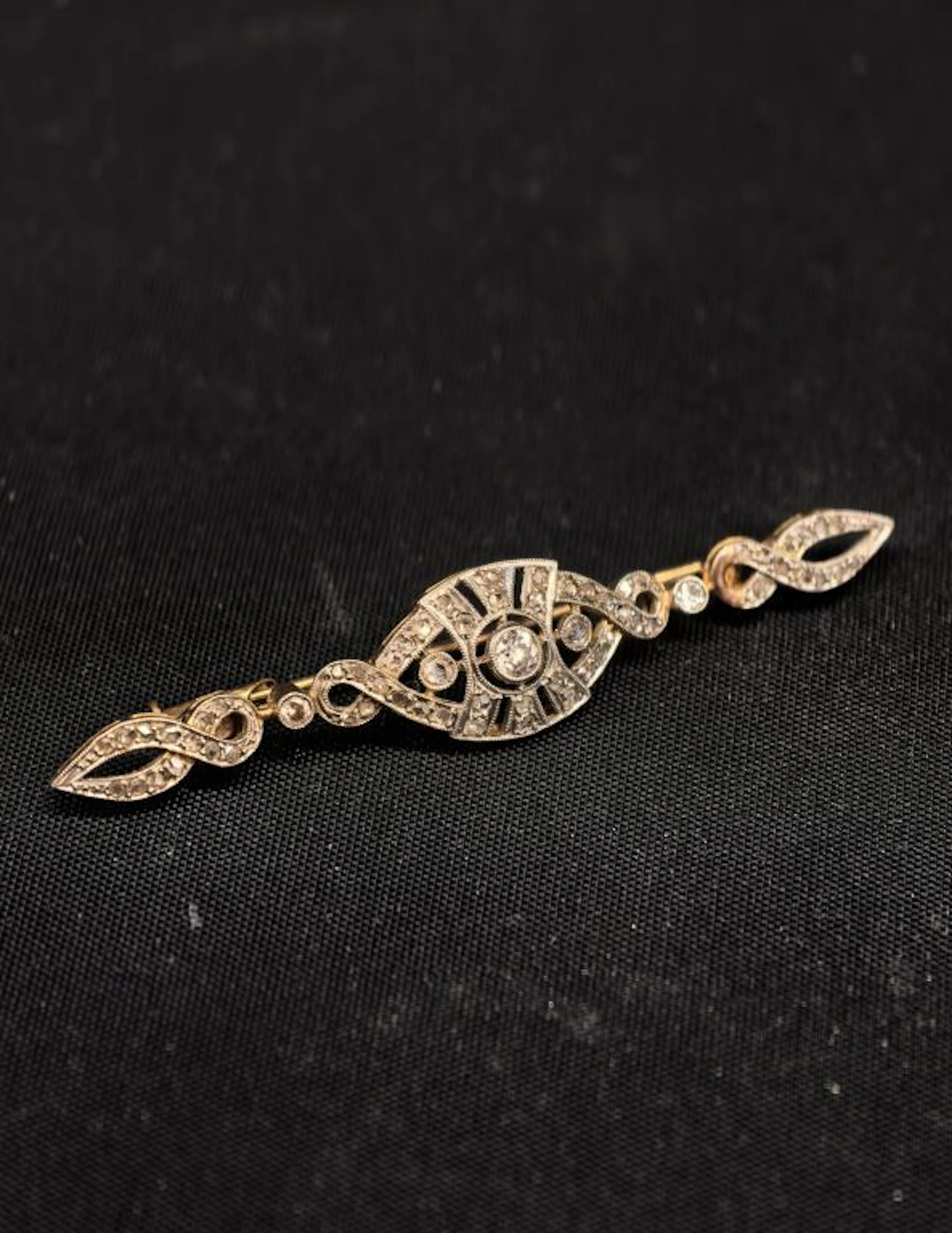 Brooch made of 750‰ gold and 950‰ platinum, featuring interlaced motifs