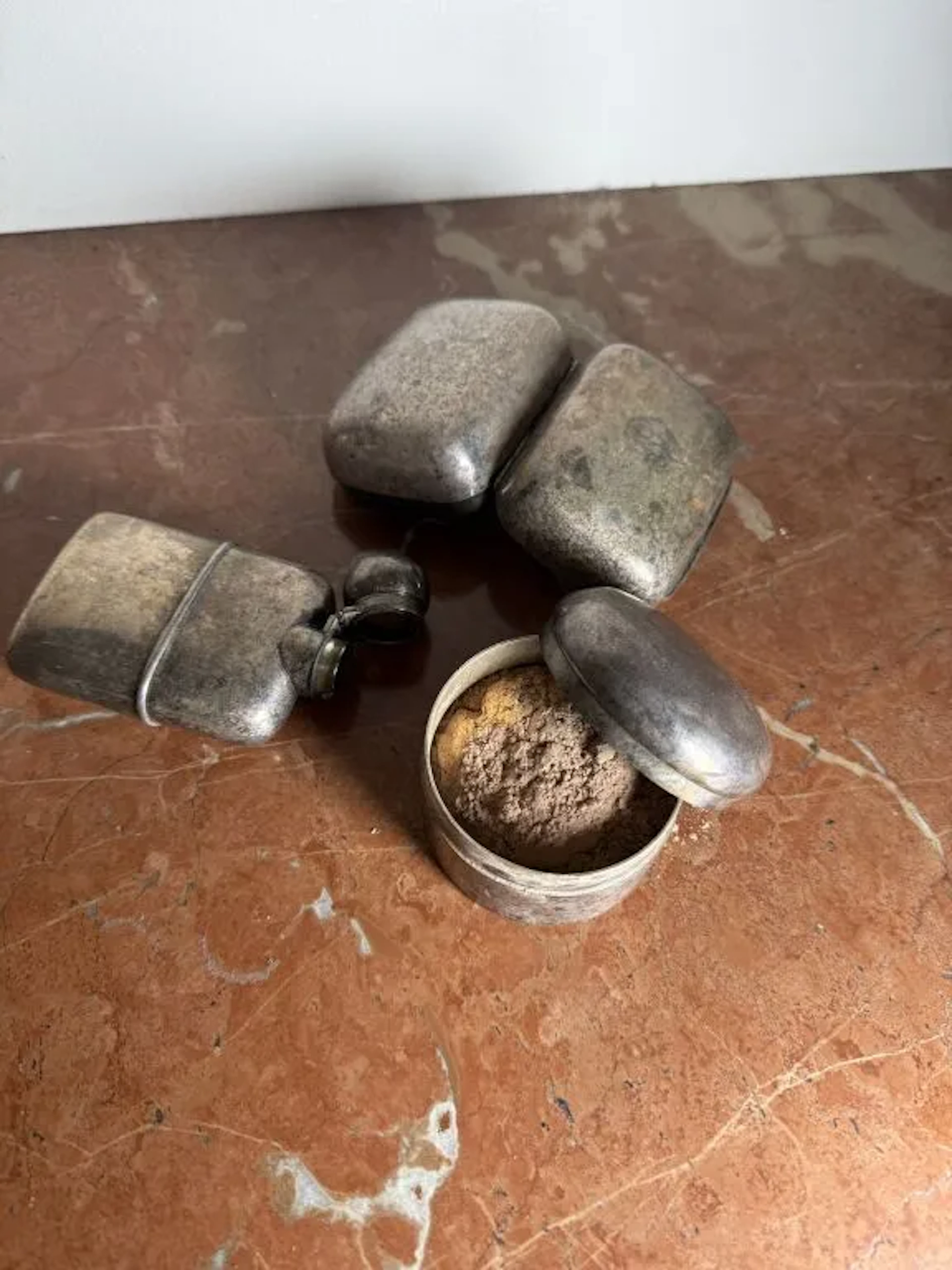 925‰ silver set consisting of a soap dish, a powder box, and a flask.