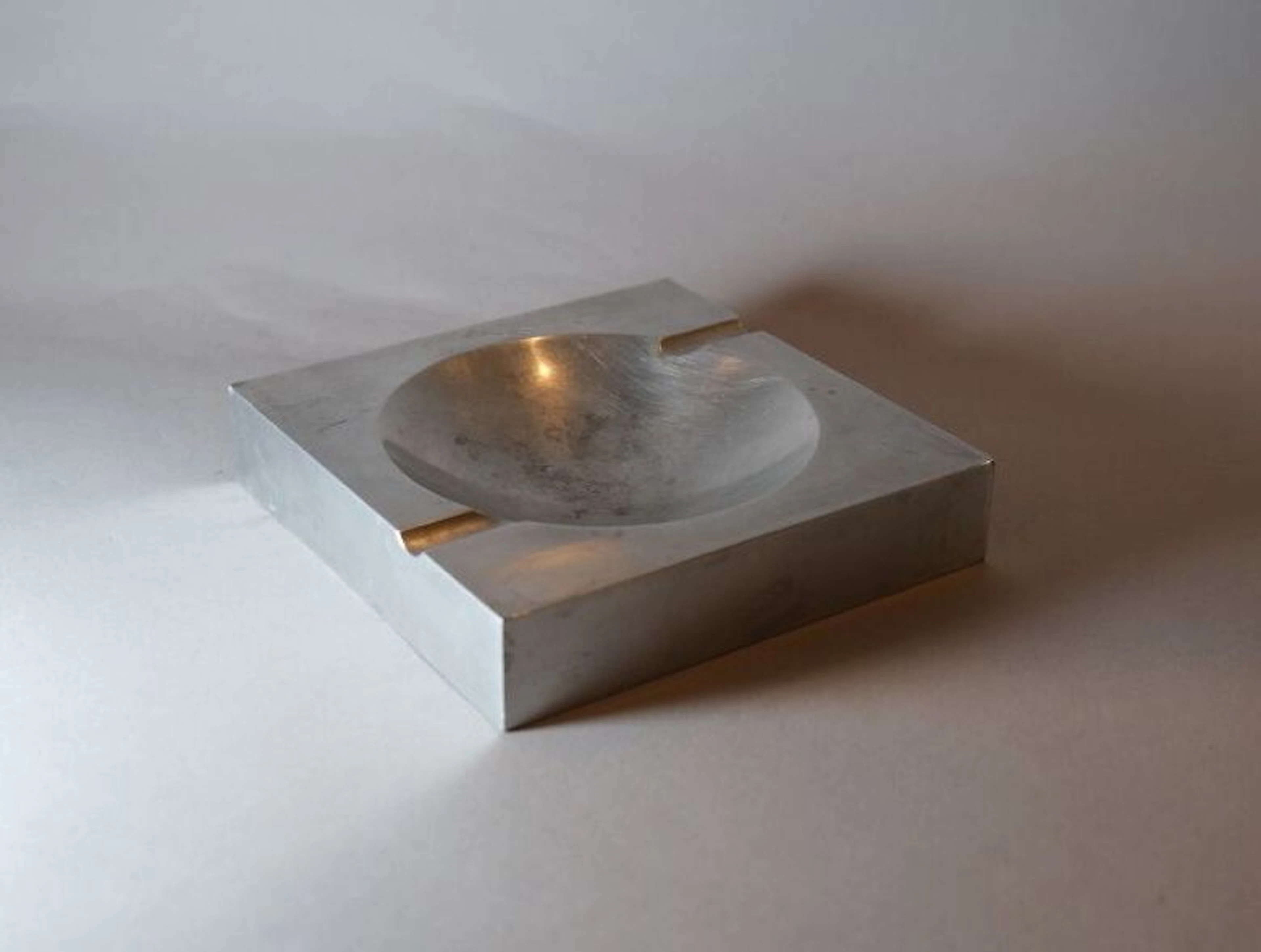 Vintage square aluminum ashtray. Circa 1970. D.: 3 x 15 x 15 cm. (A