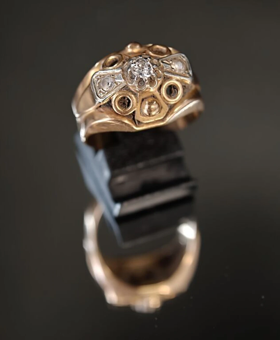 A signet ring made of 750‰ yellow gold and 950‰ platinum, featuring