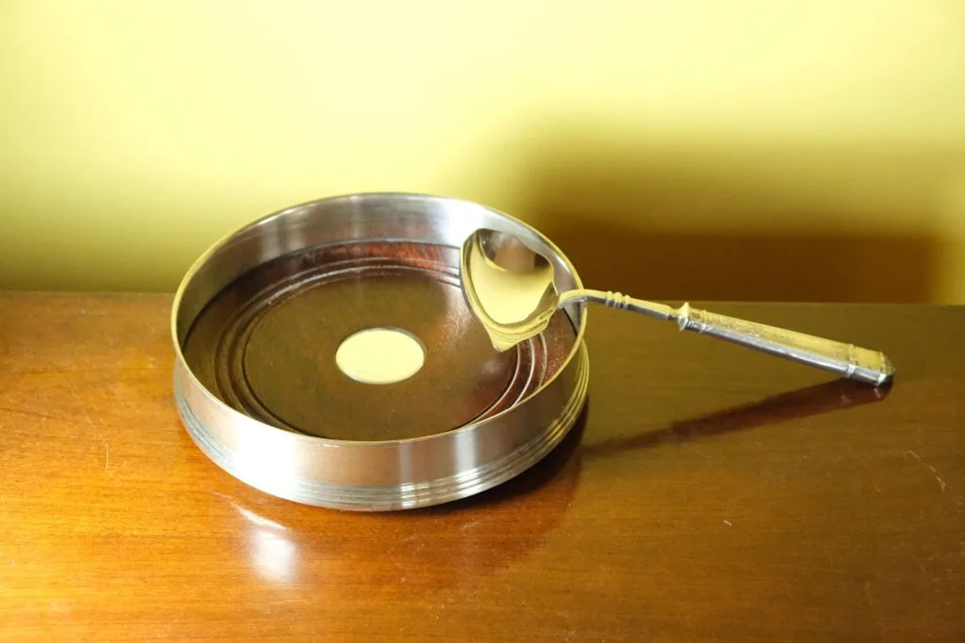 Wood and 925‰ silver bottle coaster. England. Gross weight: 289.58