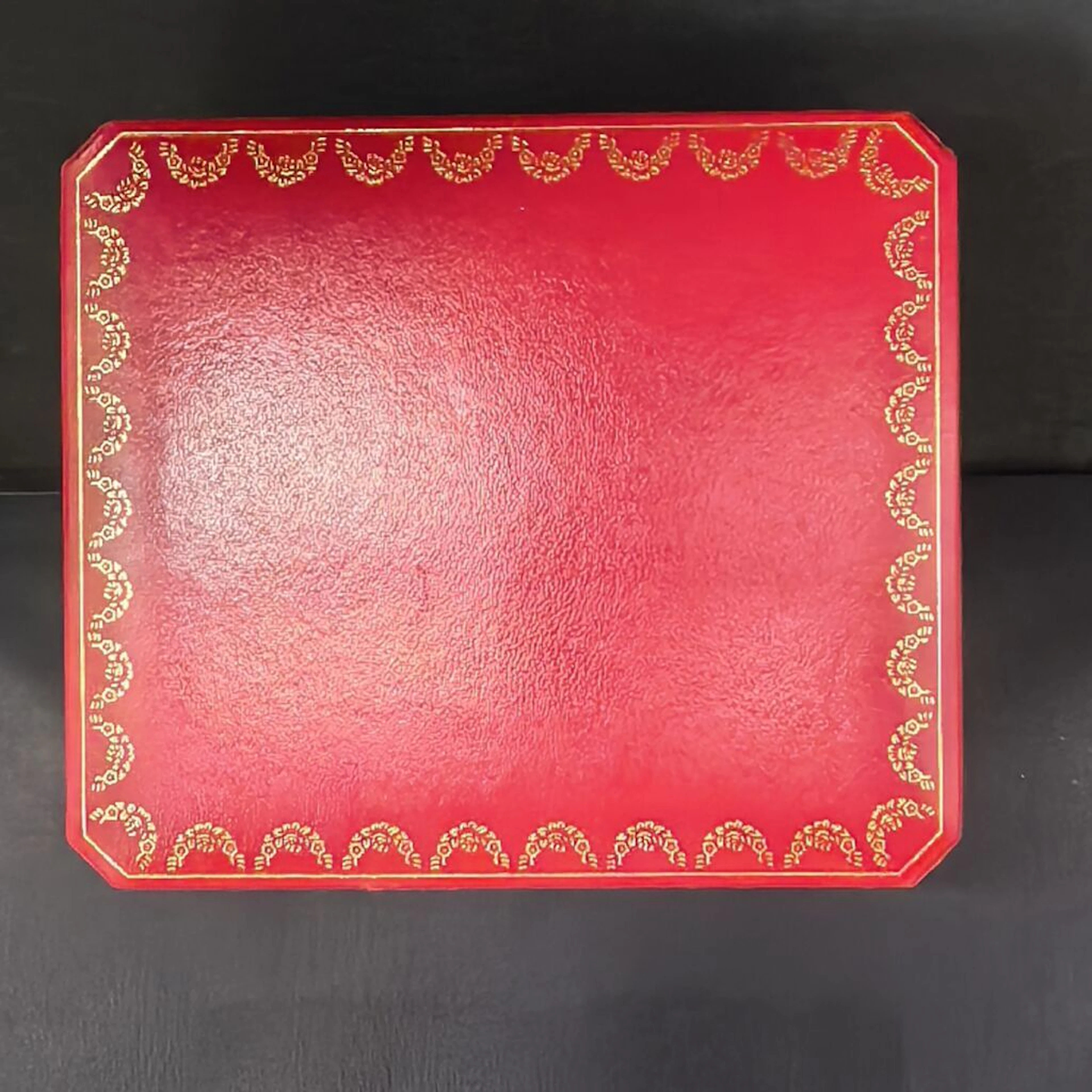 CARTIER. Ref. CO 1018. 1980s–1990s. Red watch case with gold-colored