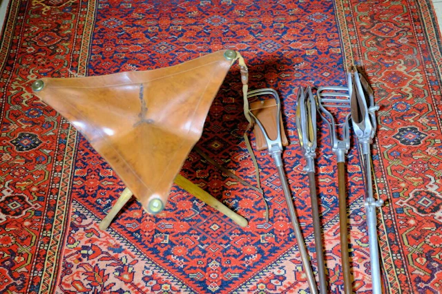Lots of hunting stools made of chrome-plated metal and leather, or