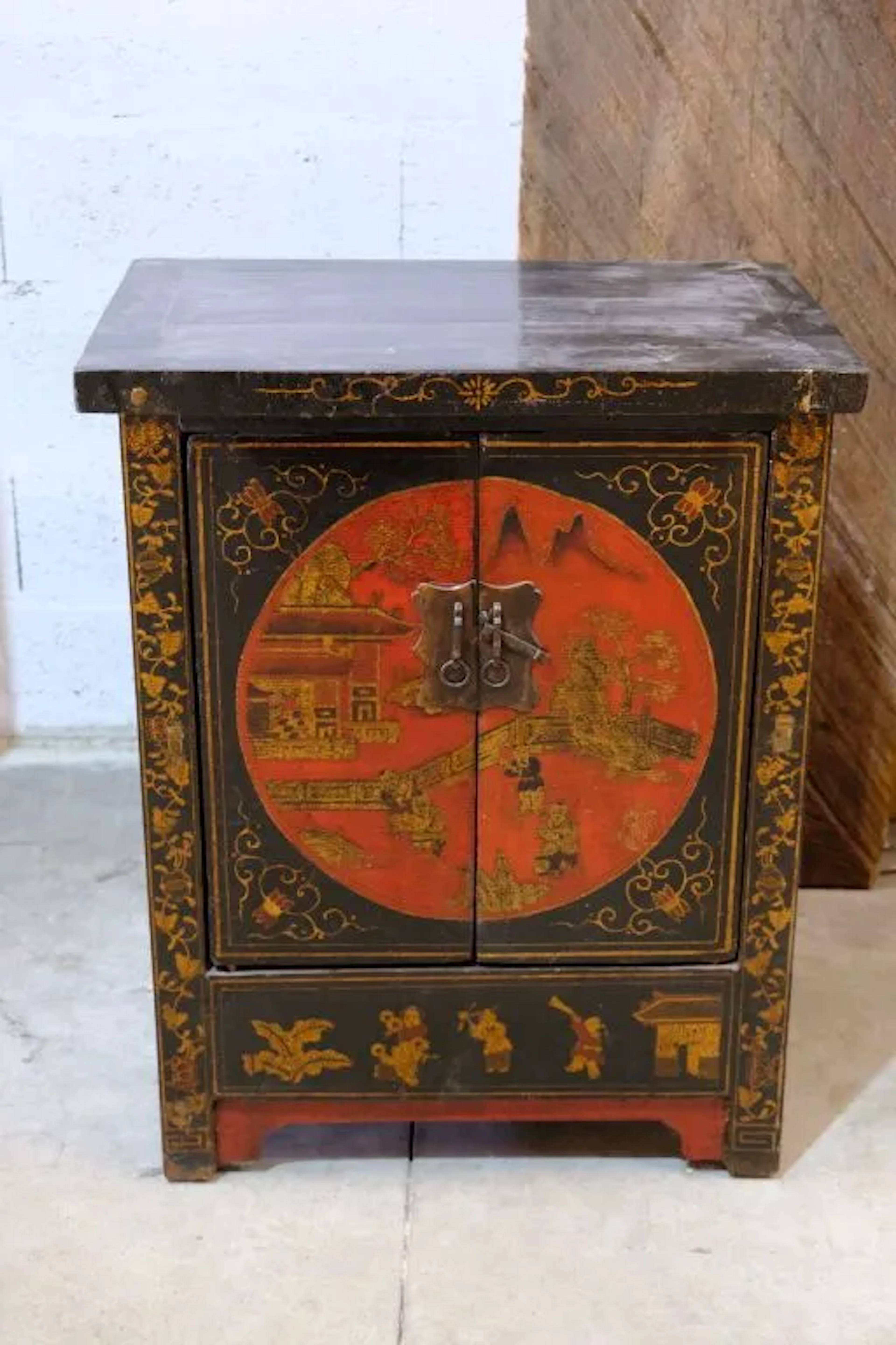 Small Asian cabinet made of lacquered wood, opening with two doors;
