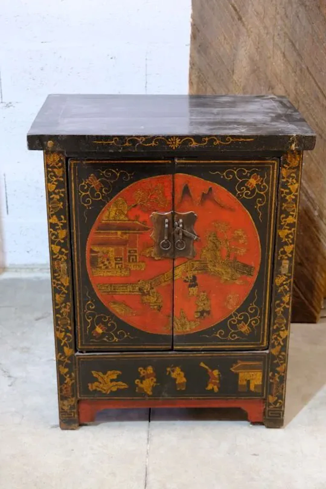 Small Asian cabinet made of lacquered wood, opening with two doors;